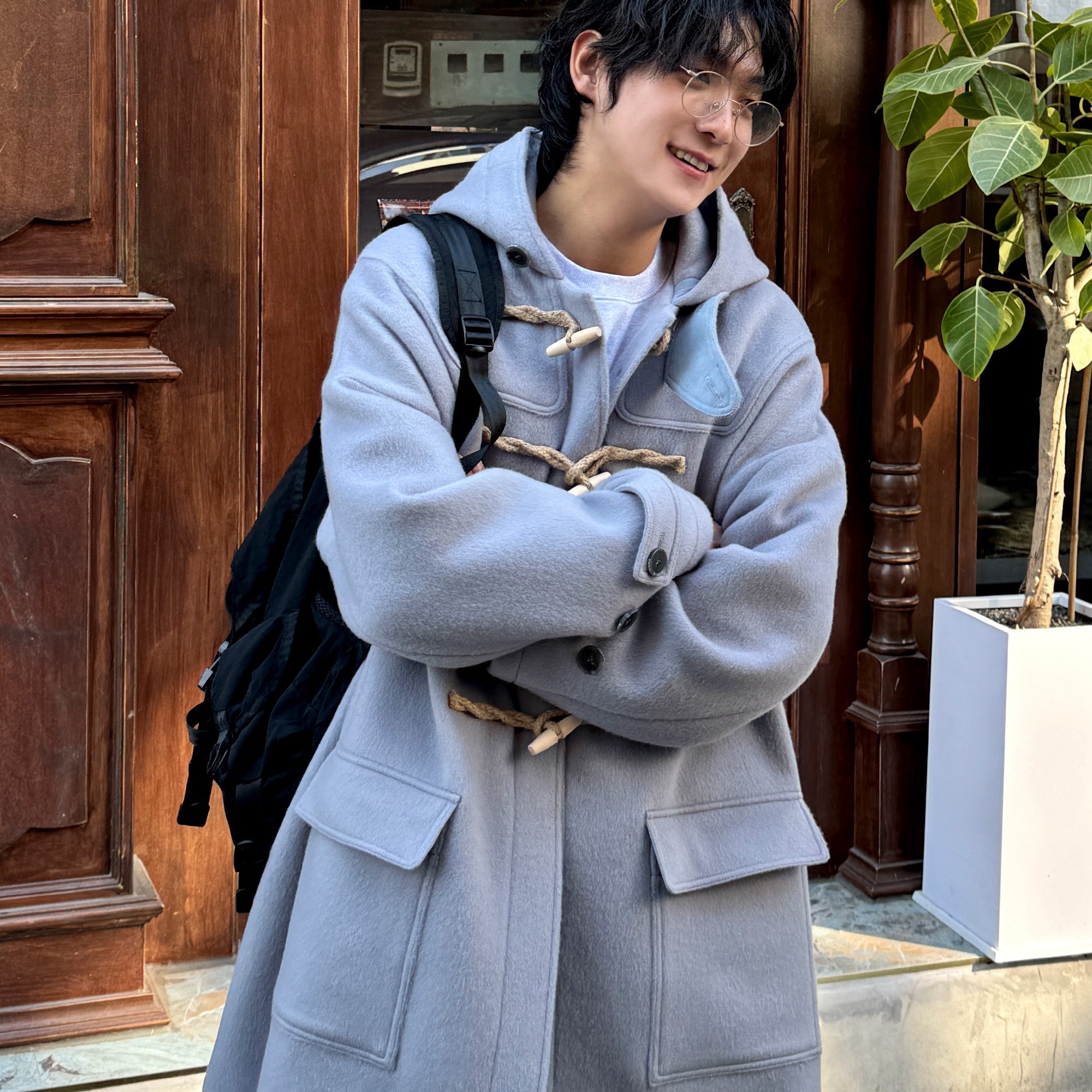 MAINBOOTH Oversized Duffle Coat Ash Blue 착용 스타일 - 4
