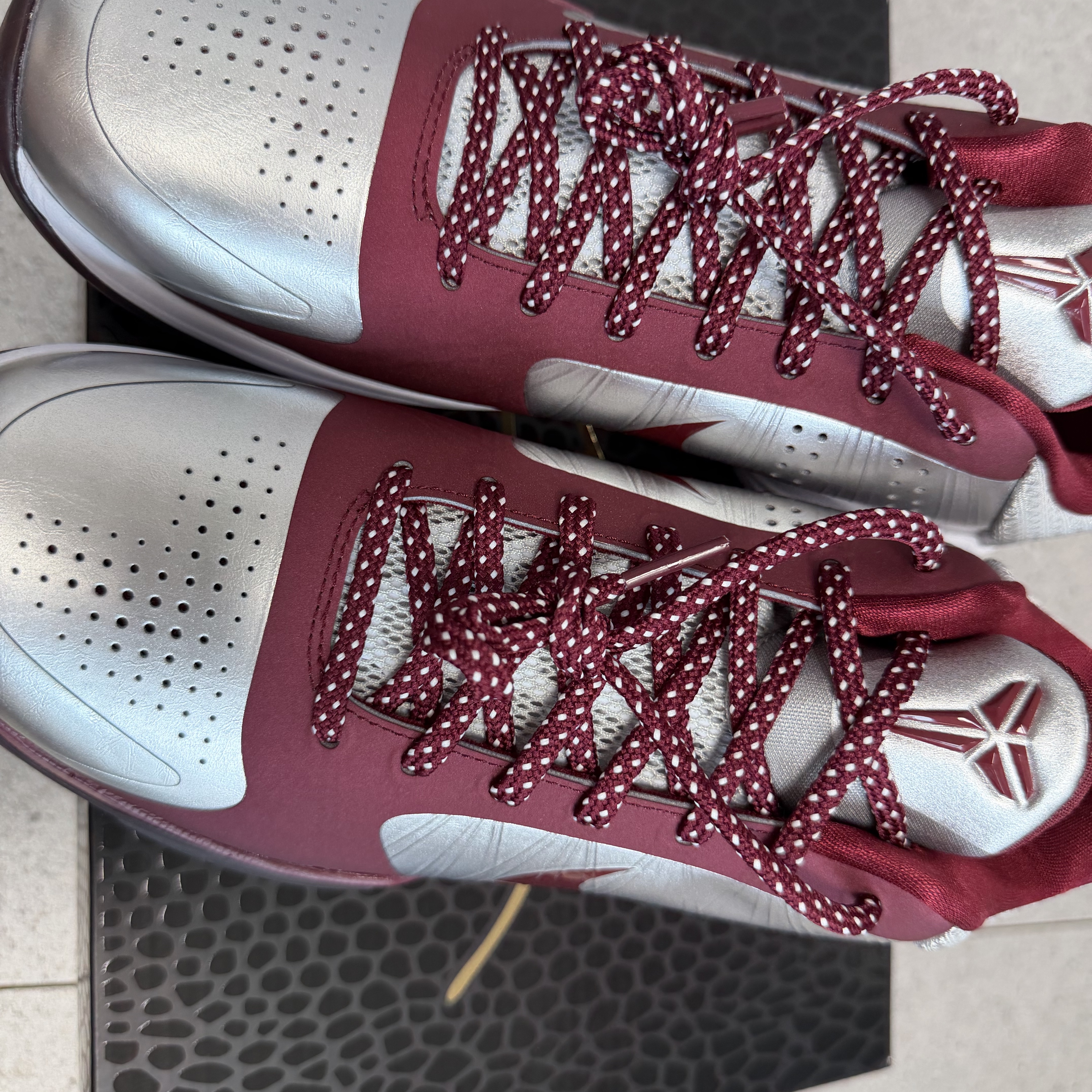 Nike Kobe 5 Protro Lower Merion Aces Away Metallic Silver Team Red 착용 스타일 - 5