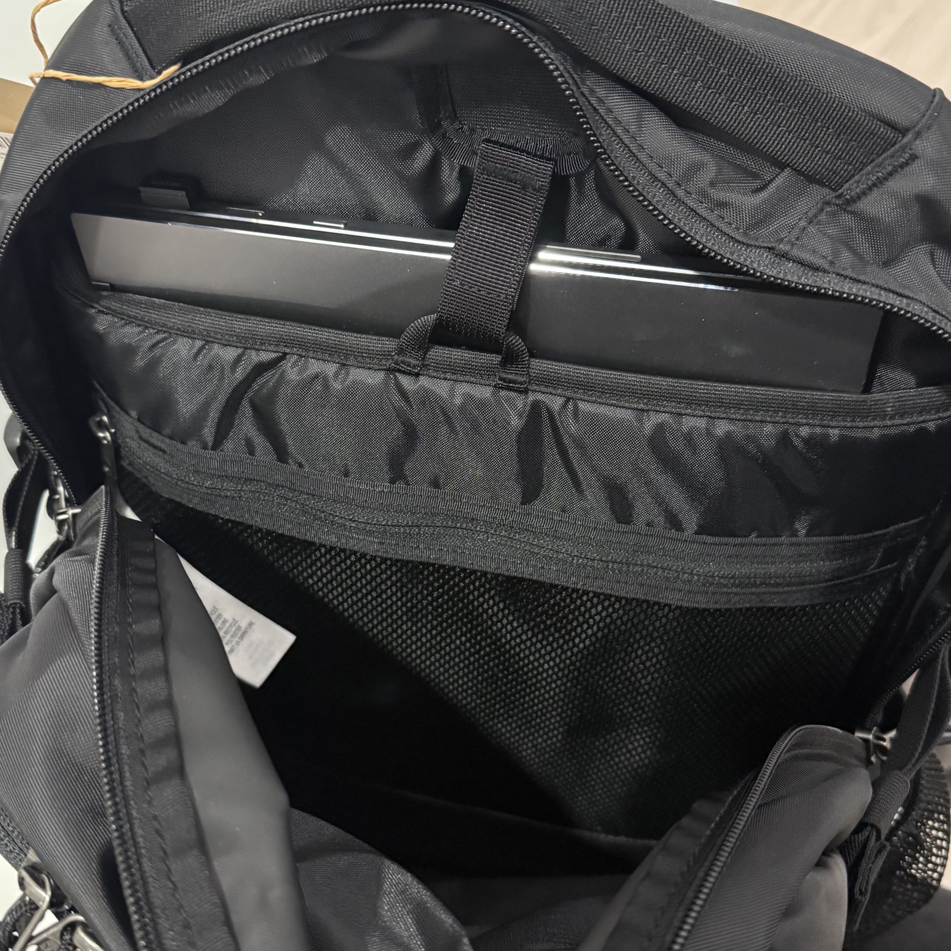 Patagonia Refugio Daypack 26L Black 착용 스타일
