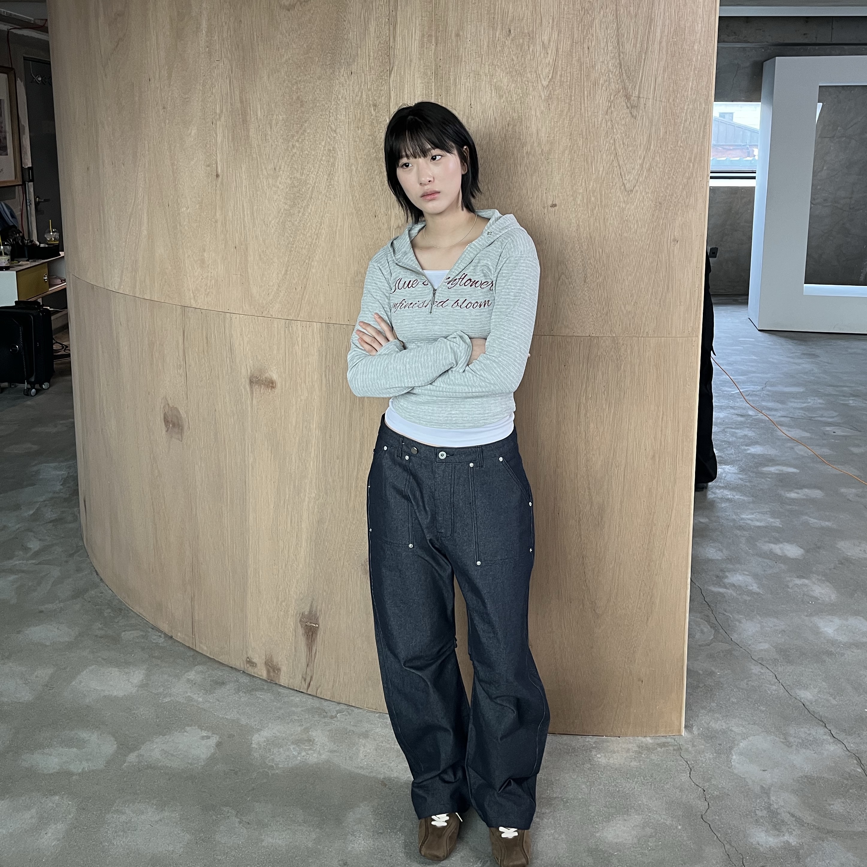 Blue Sunflower Crop Hood Half-Zip Melange Grey, Blue Sunflower Curved Denim Carpenter Pants 착용 스타일 - 1