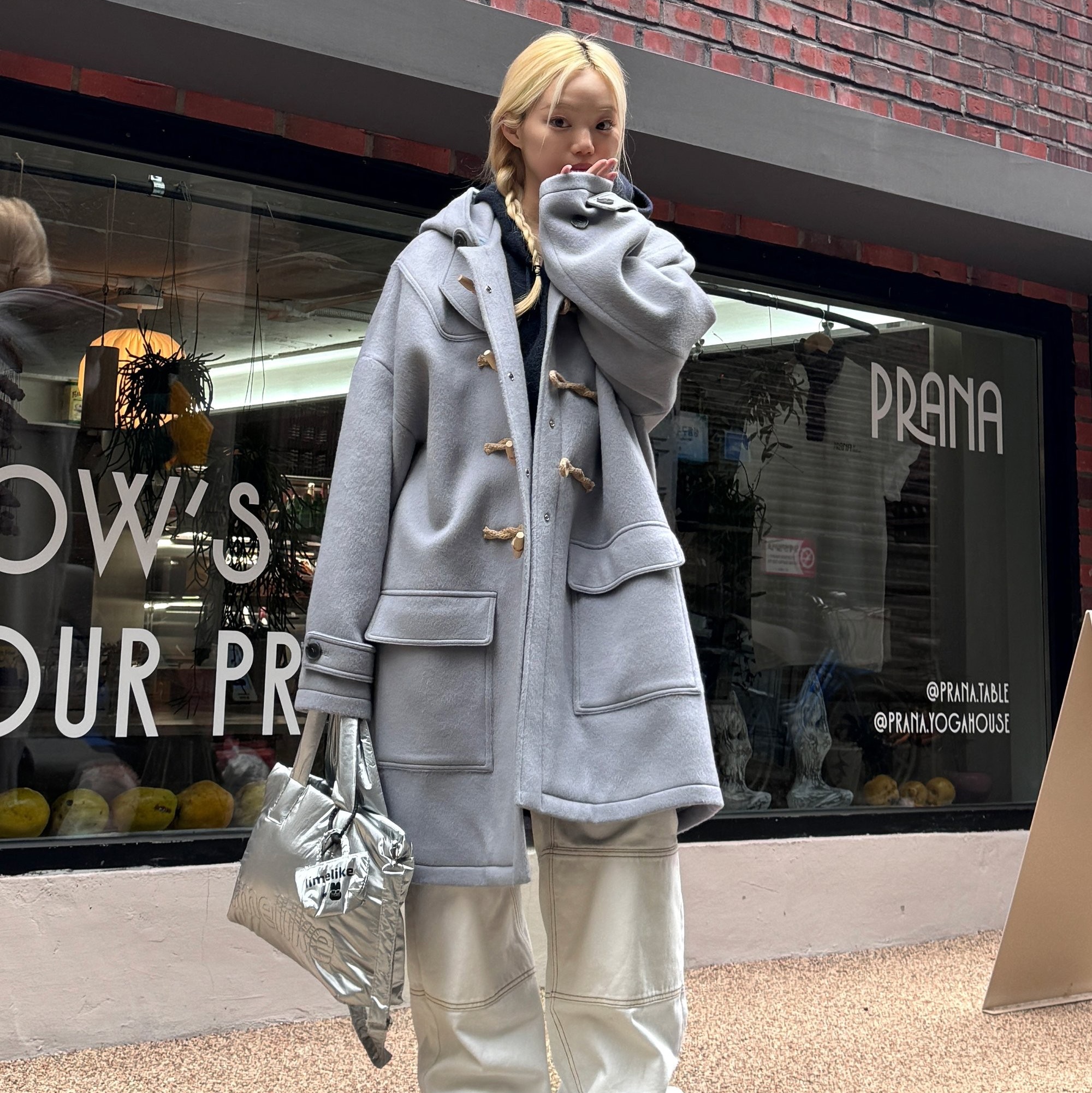 MAINBOOTH Oversized Duffle Coat Ash Blue 착용 스타일 - 9