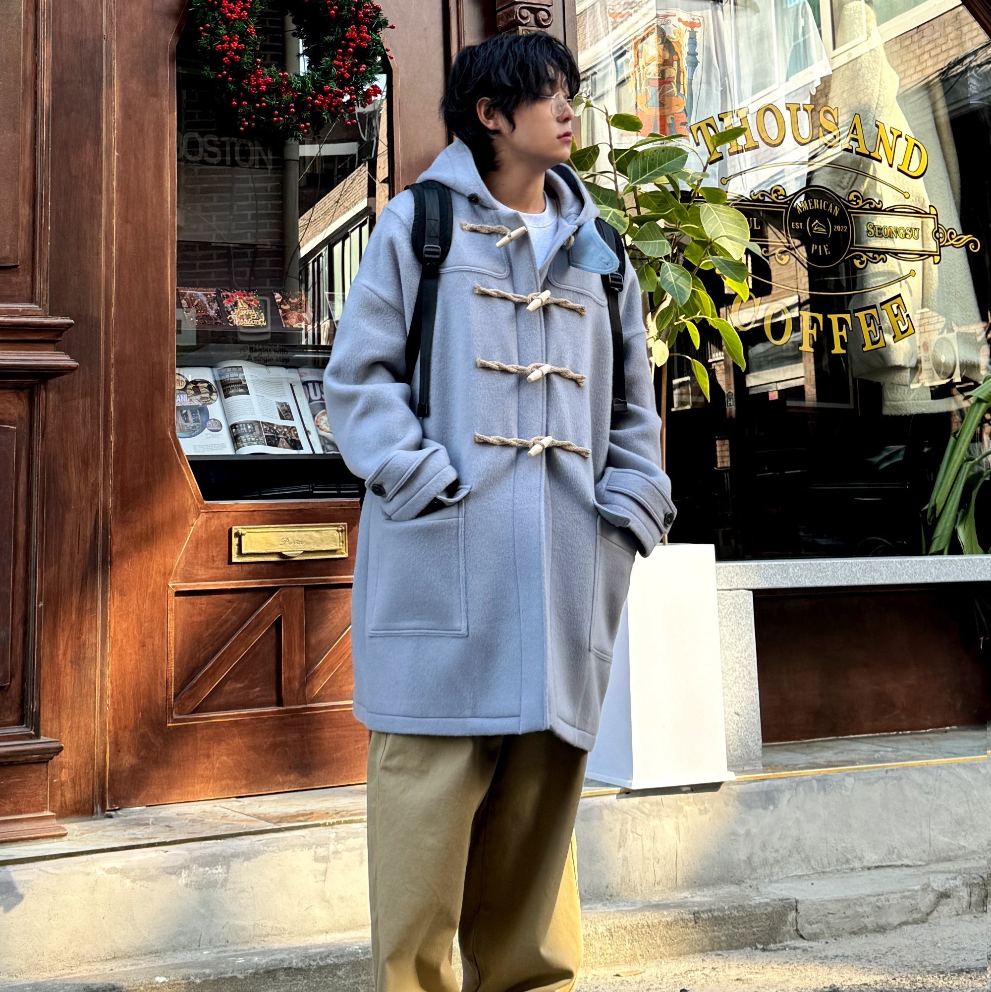 MAINBOOTH Oversized Duffle Coat Ash Blue 착용 스타일 - 2