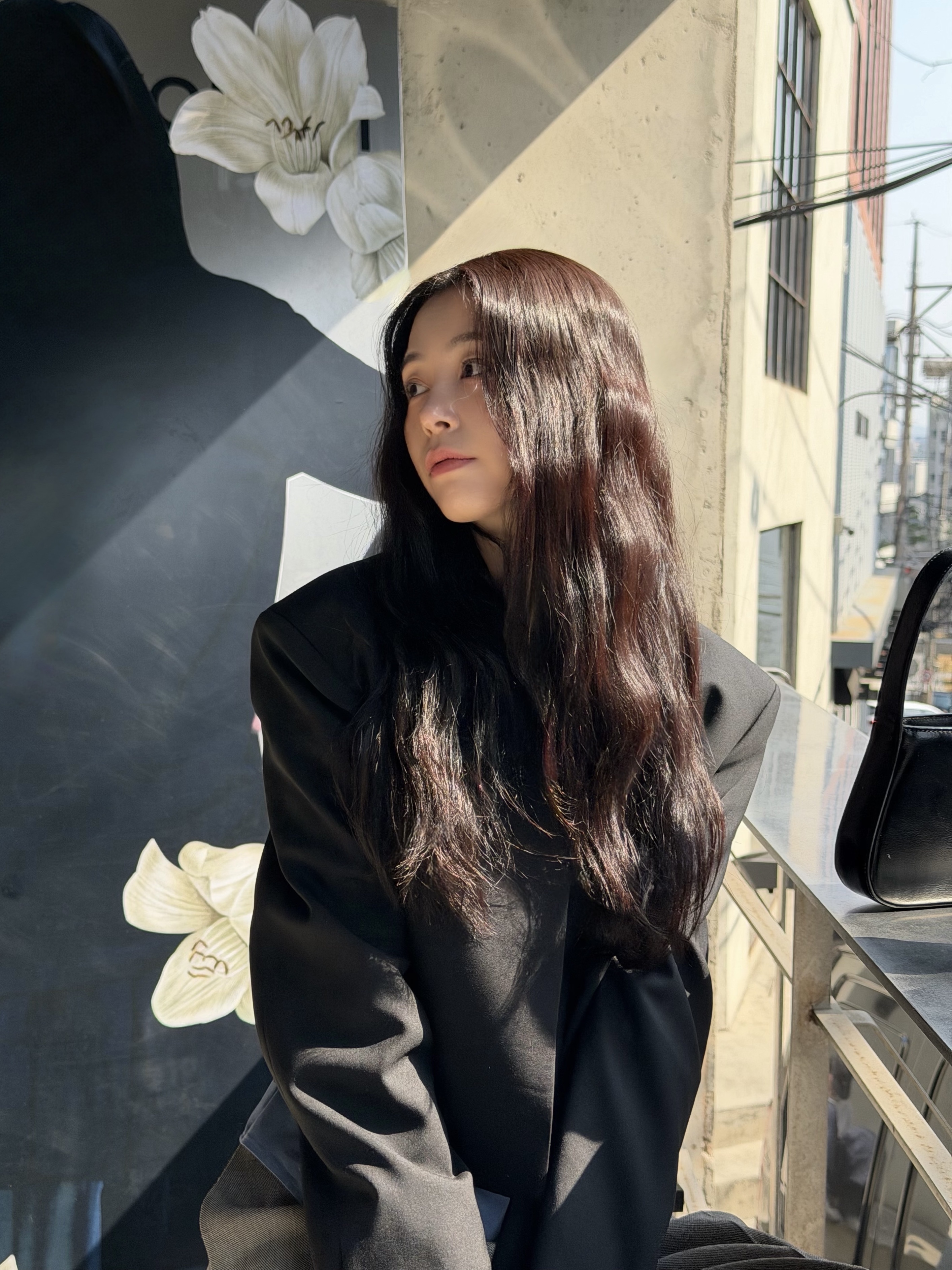 Amomento Women Wool Short Jacket Black - 26SS, Amomento Women Slim Shirt Blue - 26SS 착용 스타일 - 1