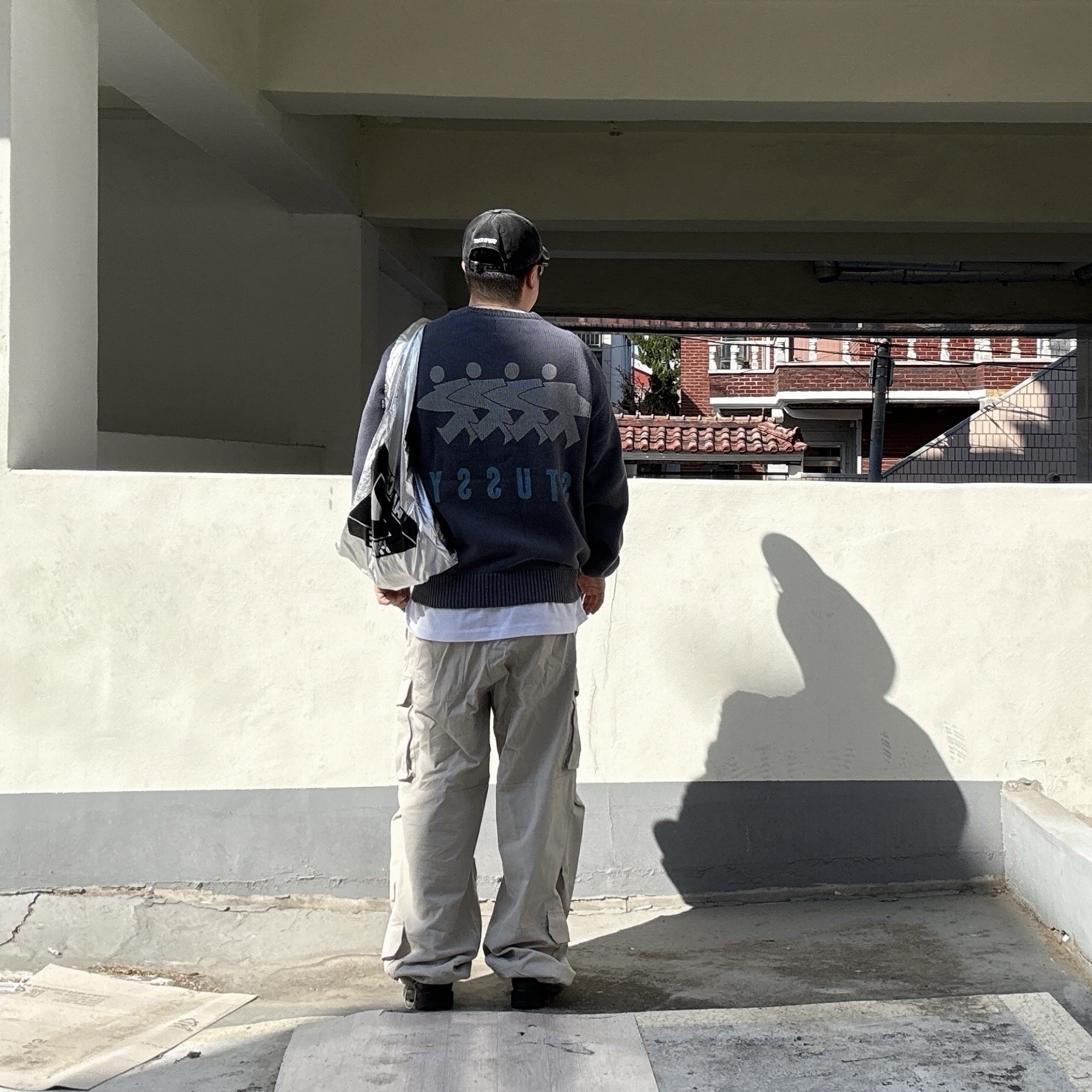 Stussy Surfman Icon Cotton Linen Crew Dusty Blue, [KREAM 단독] Flavorism VTG Washed Cargo Pants Washed beige 착용 스타일 - 2