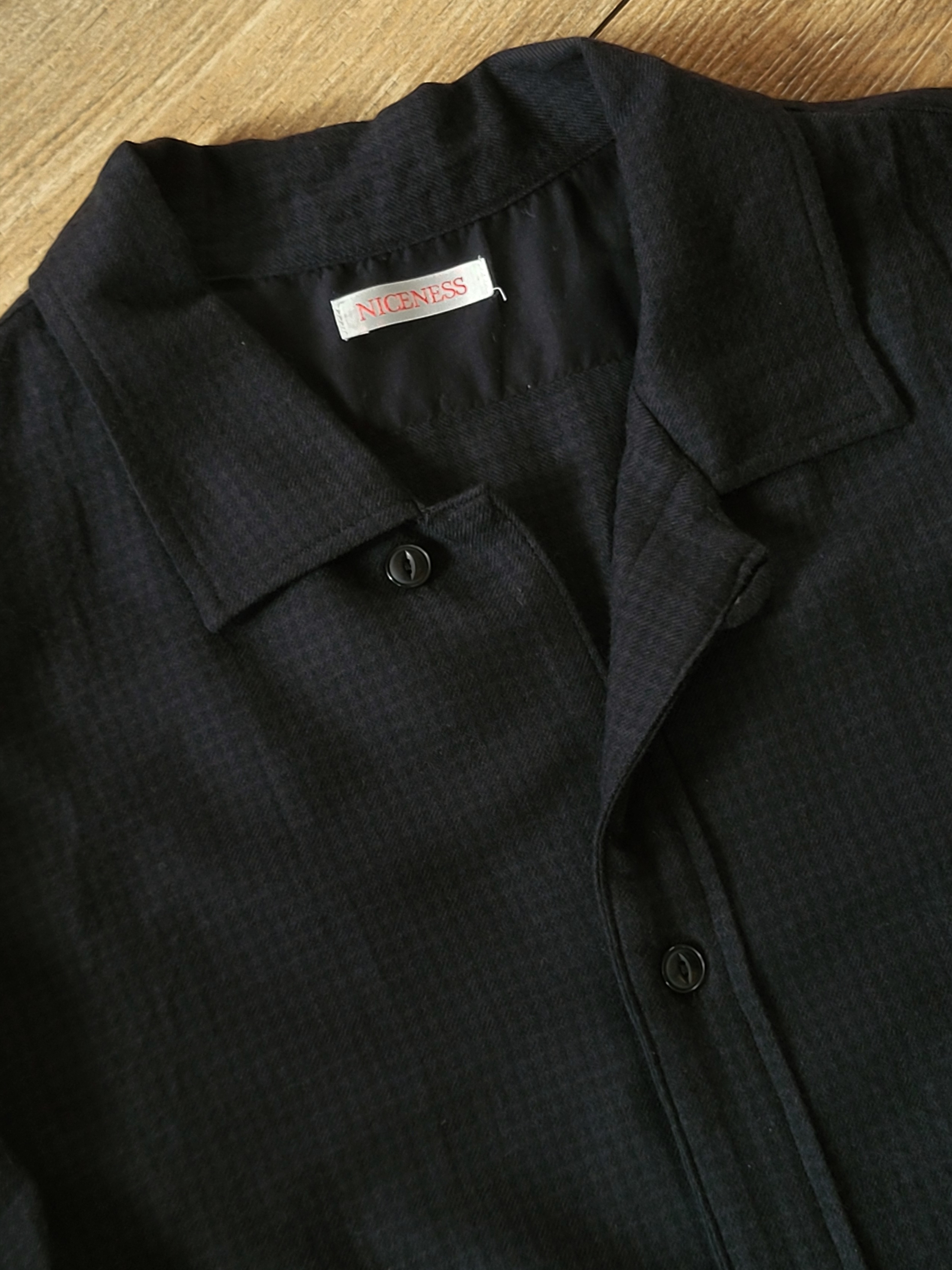 Niceness S.Coil Shirt Black 착용 스타일 - 1