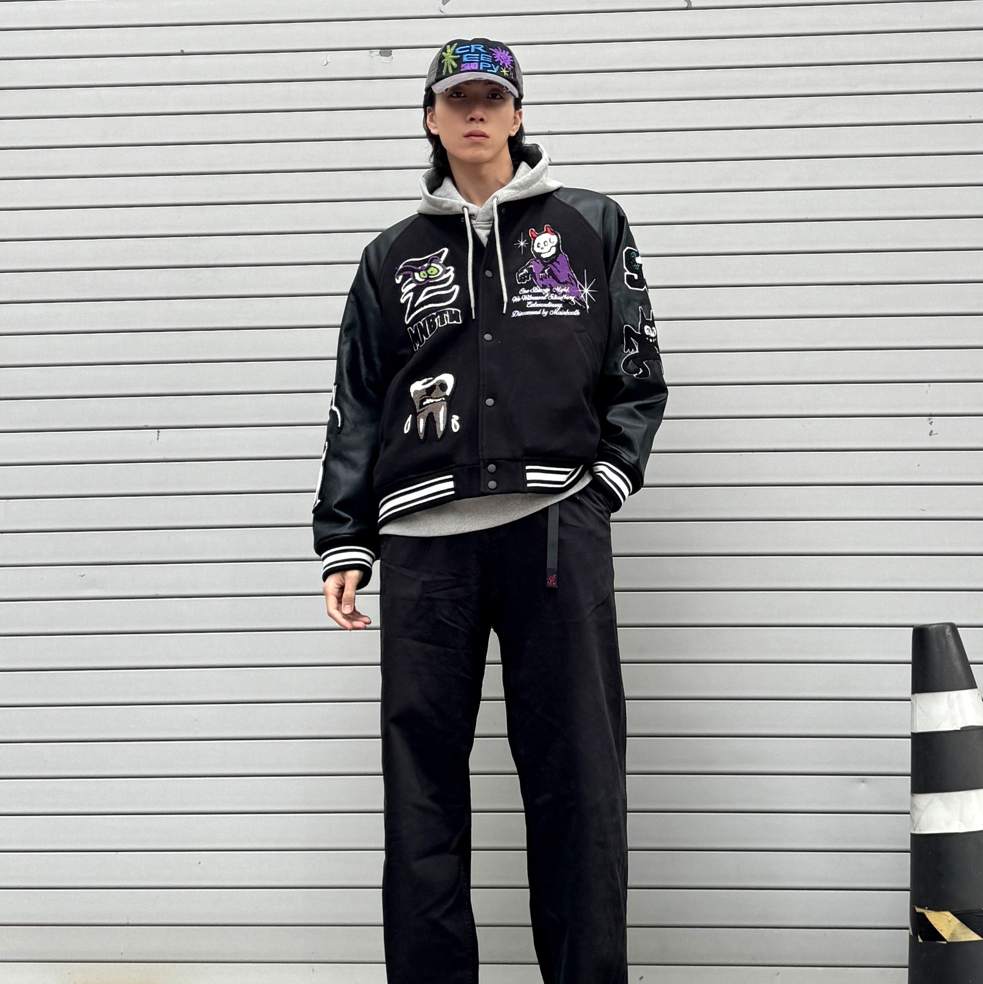 MAINBOOTH Creepy Devil Varsity Jacket Black, MAINBOOTH Creepy Sun Ball Cap Black 착용 스타일 - 6