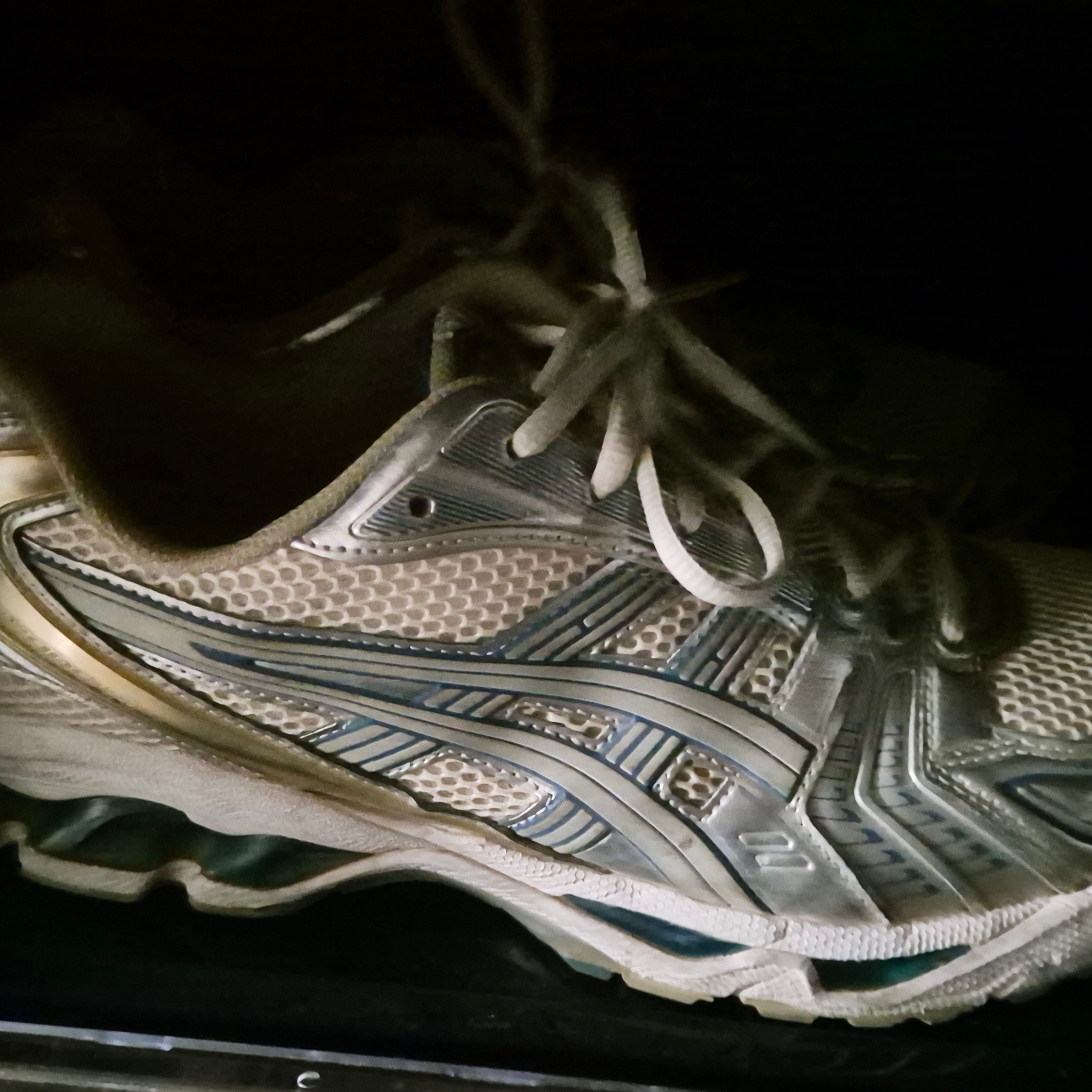 Asics Gel-Kayano 14 Cream Pure Silver 착용 스타일