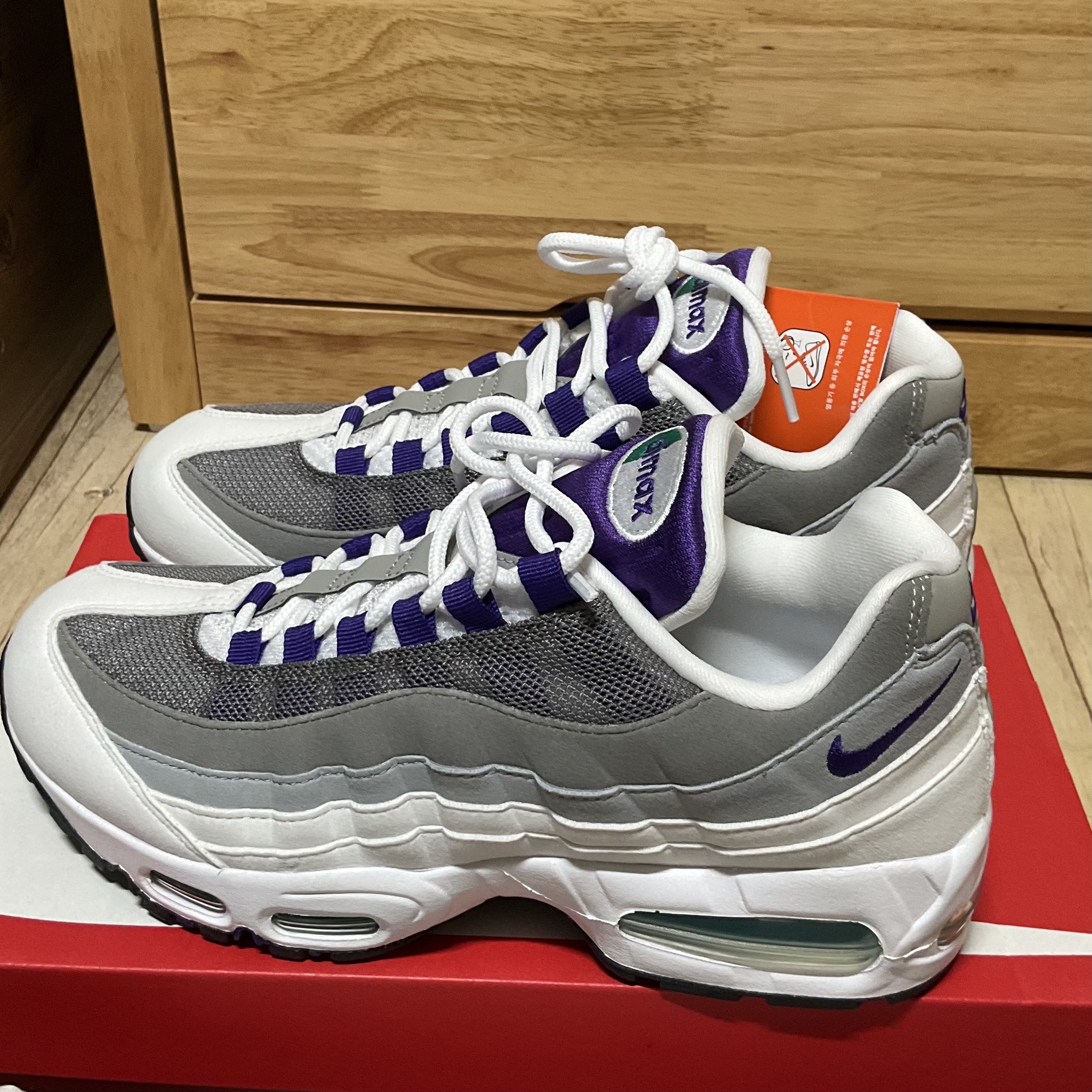 (W) Nike Air Max 95 White Emerald Green 착용 스타일 - 3