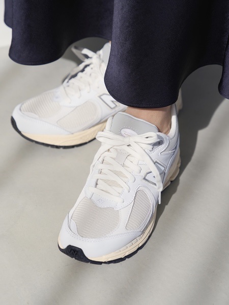 New Balance 2002R White Gold Metallic 착용 스타일