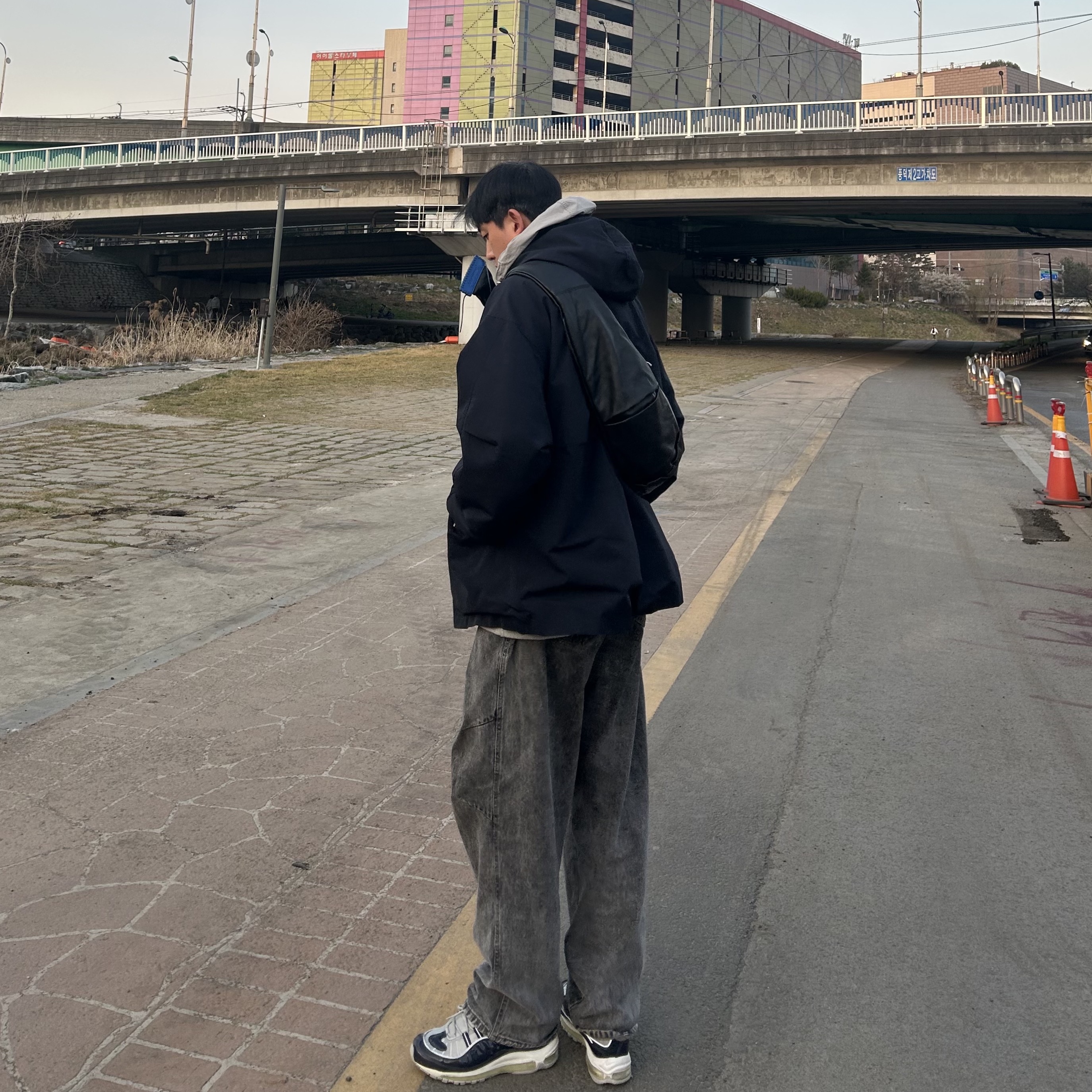 IAB Studio Woven Hoodie Gray White, Ader Error x Zara Leather Shoulder Bag with Knot Black 착용 스타일 - 3