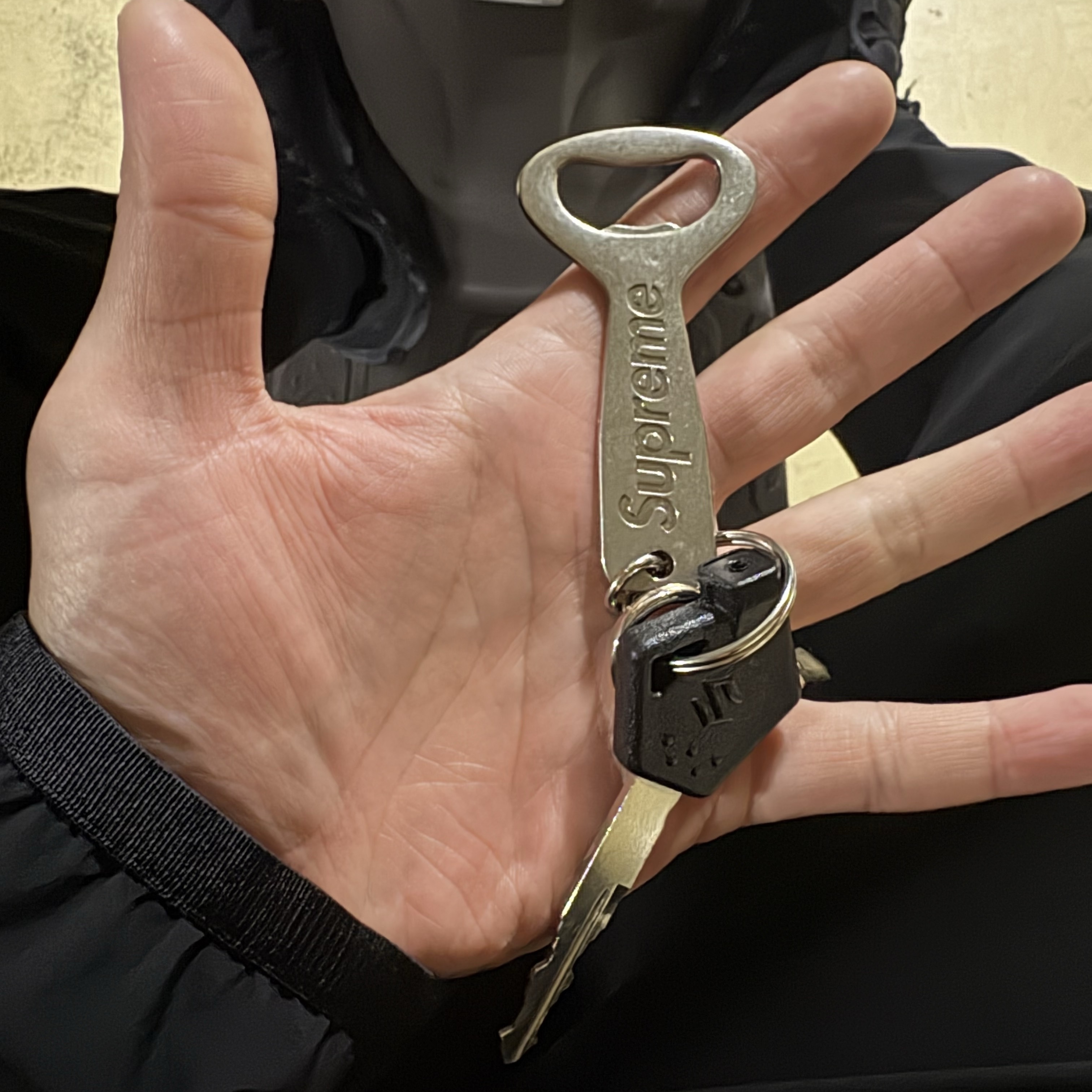 Supreme Bottle Opener Keychain Silver - 24FW 착용 스타일