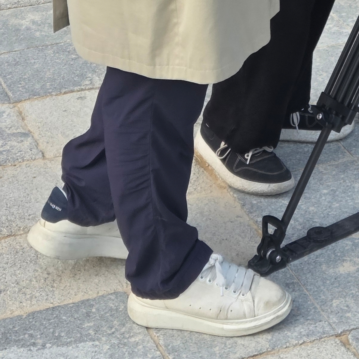 Alexander McQueen Oversized Sneakers White Black 착용 스타일