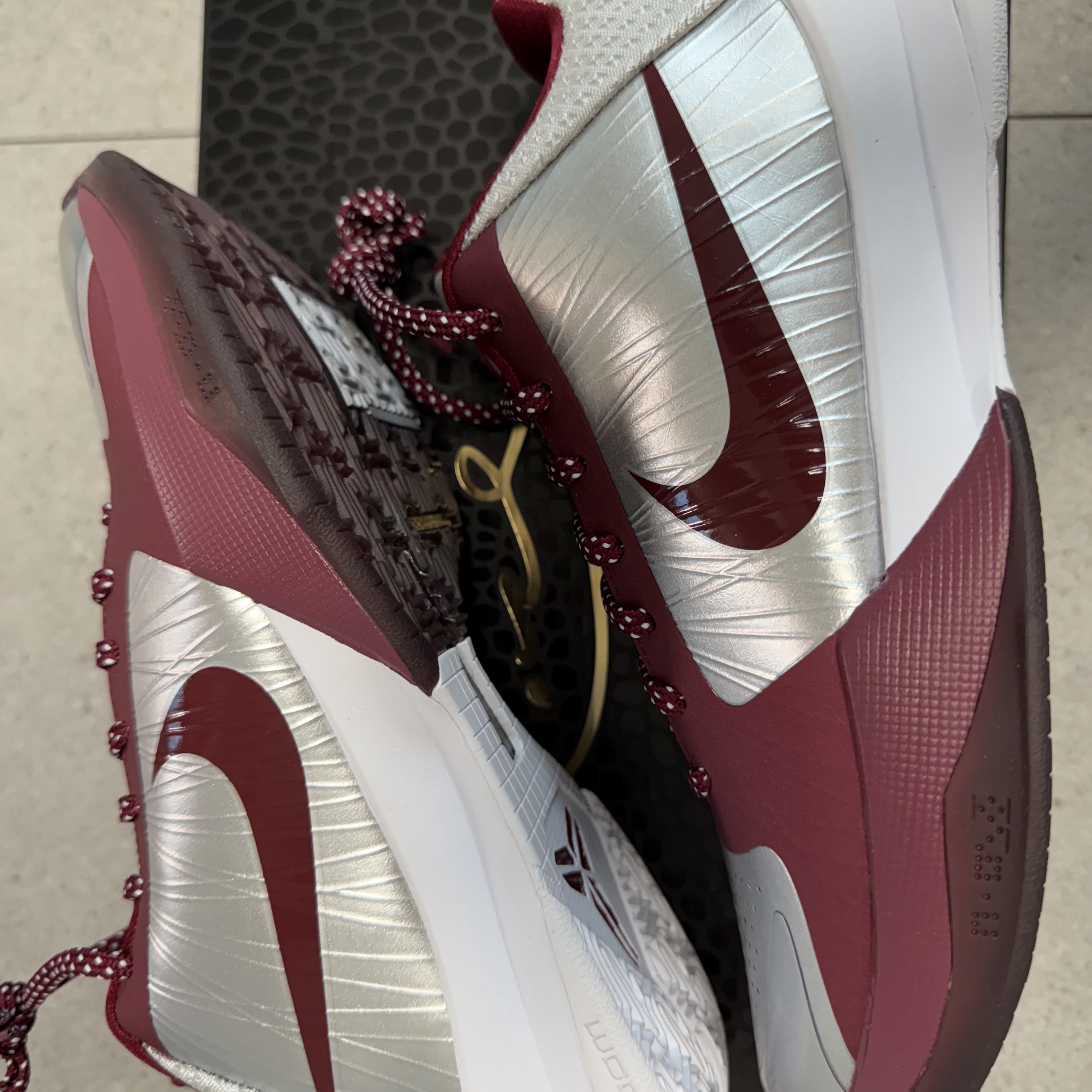 Nike Kobe 5 Protro Lower Merion Aces Away Metallic Silver Team Red 착용 스타일 - 2