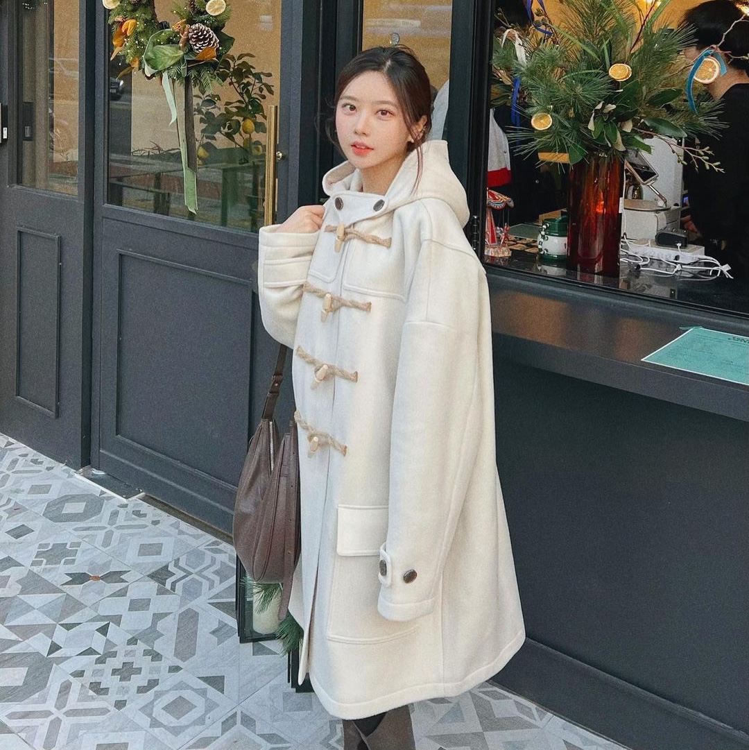 MAINBOOTH Oversized Duffle Coat Ivory 착용 스타일 - 1