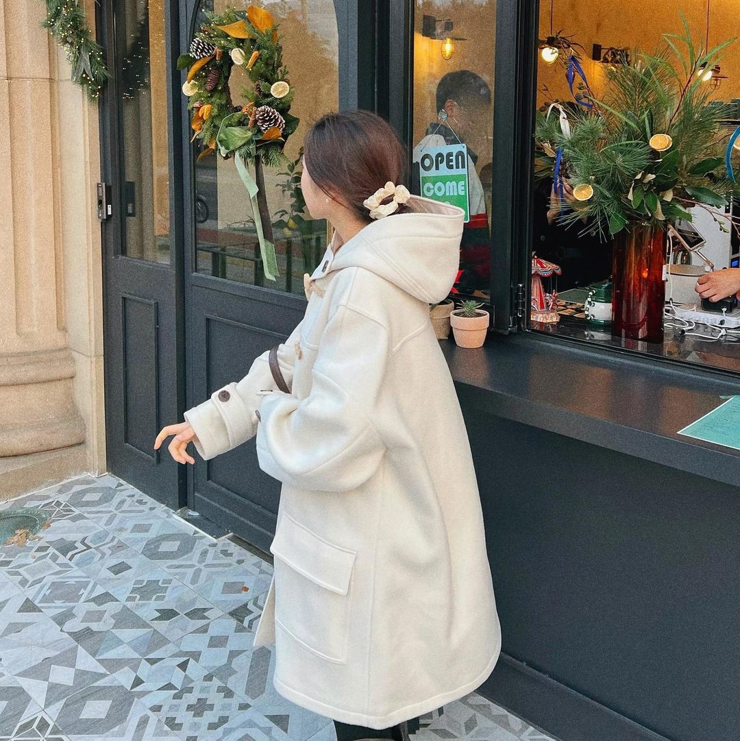 MAINBOOTH Oversized Duffle Coat Ivory 착용 스타일 - 2