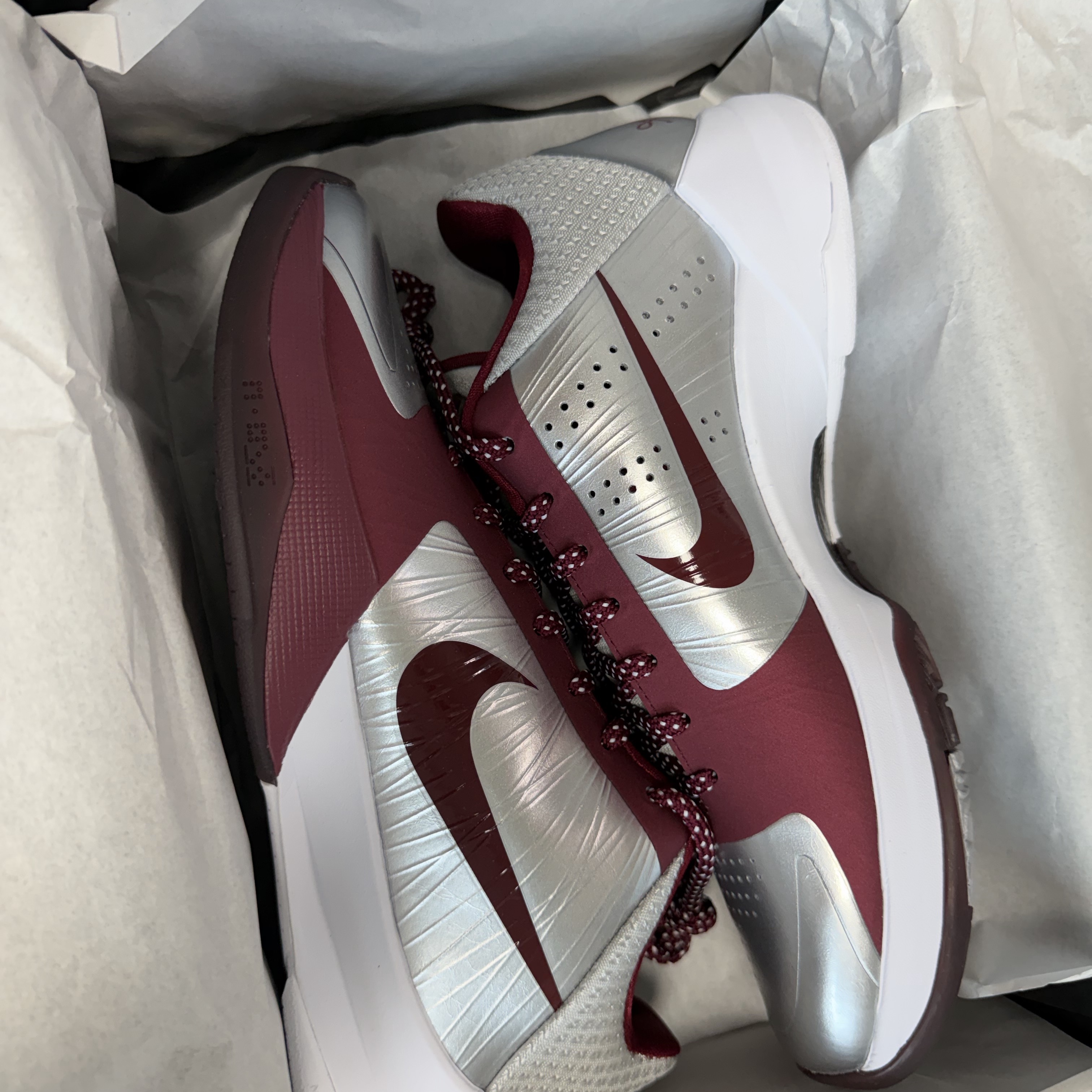 Nike Kobe 5 Protro Lower Merion Aces Away Metallic Silver Team Red 착용 스타일 - 1
