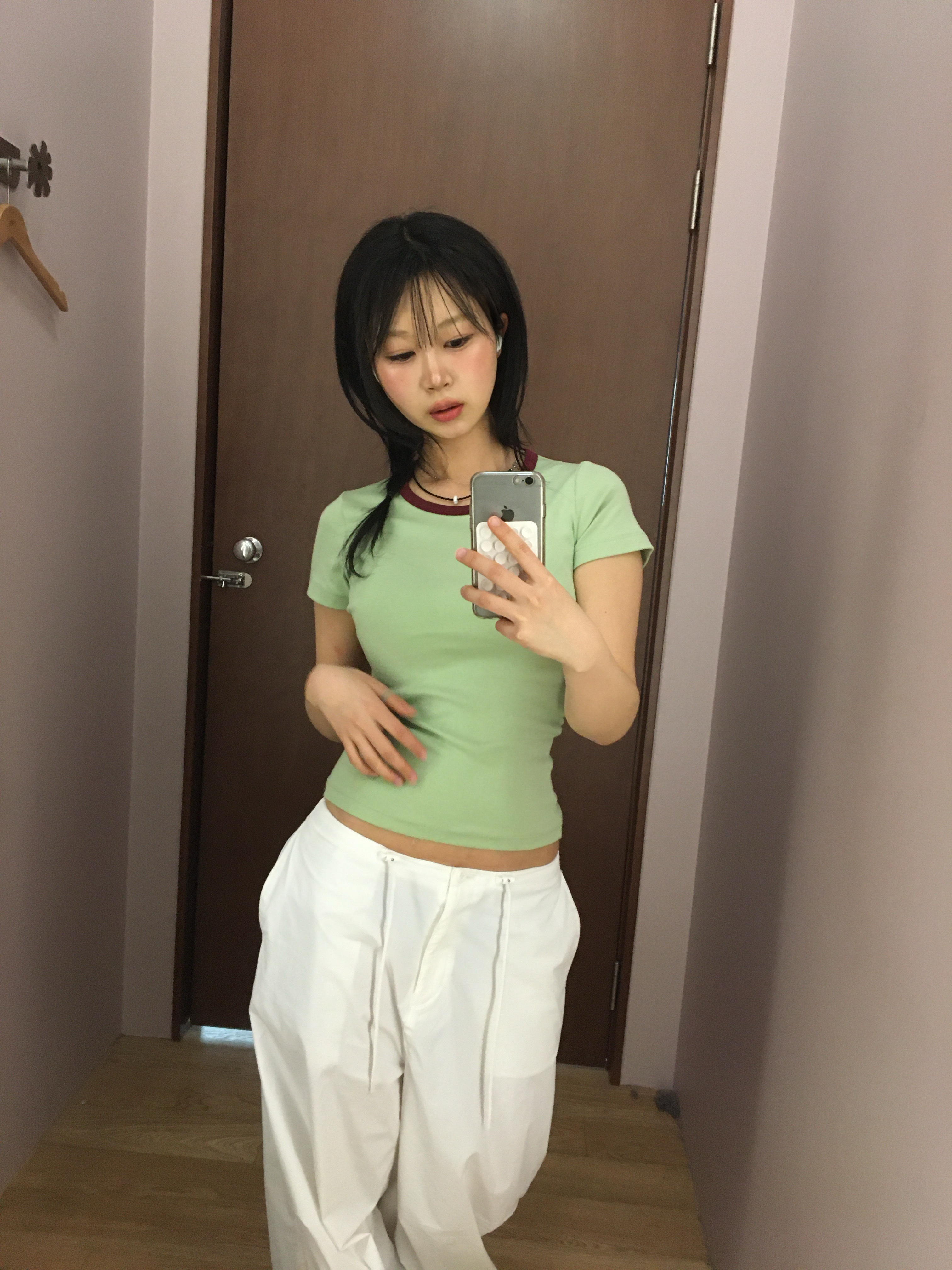 COYSEIO 038 Basic Slim T-Shirt Light Green 착용 스타일 - 2