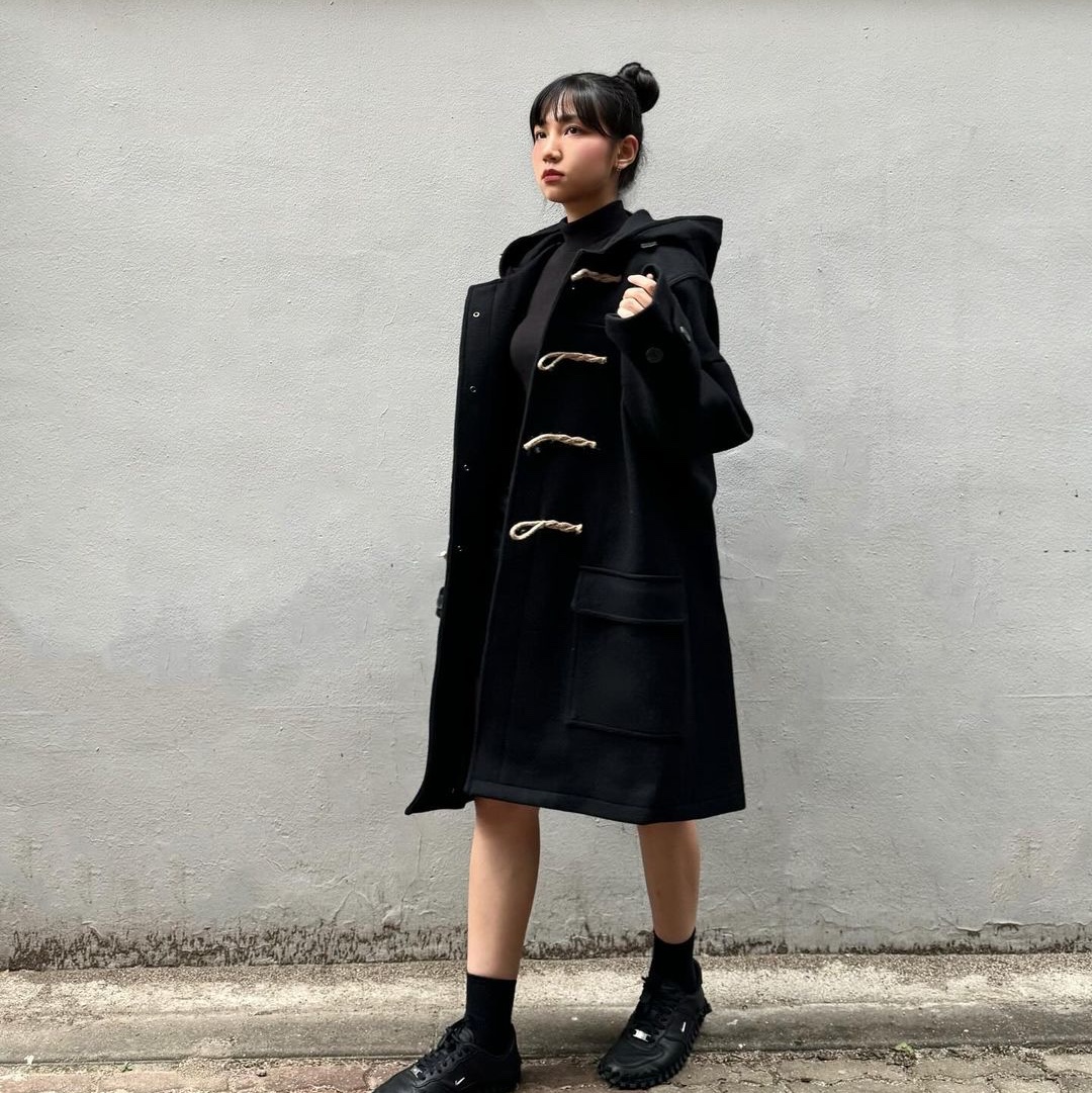 MAINBOOTH Oversized Duffle Coat Black 착용 스타일 - 4
