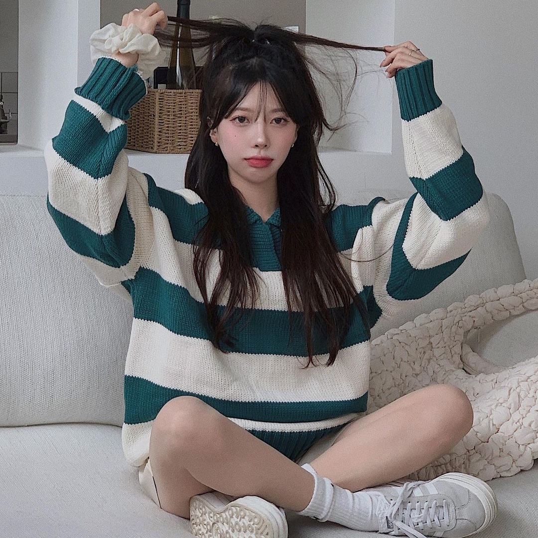 MAINBOOTH Traveler Oversized Sweater Teal Green 착용 스타일 - 4