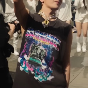 G-DRAGON Ubermensch World Tour T-Shirt Charcoal 착용 스타일