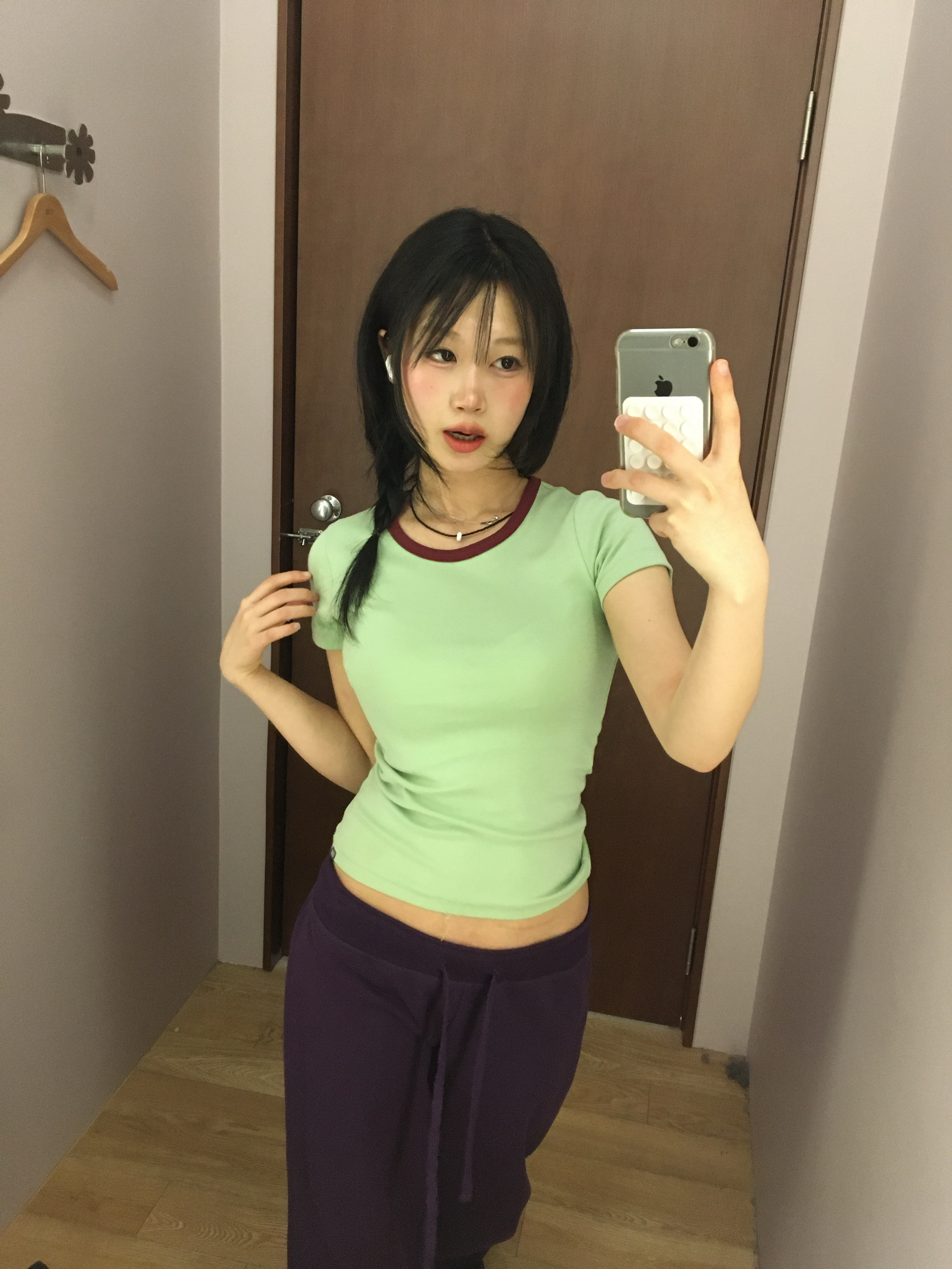 COYSEIO 038 Basic Slim T-Shirt Light Green 착용 스타일 - 1