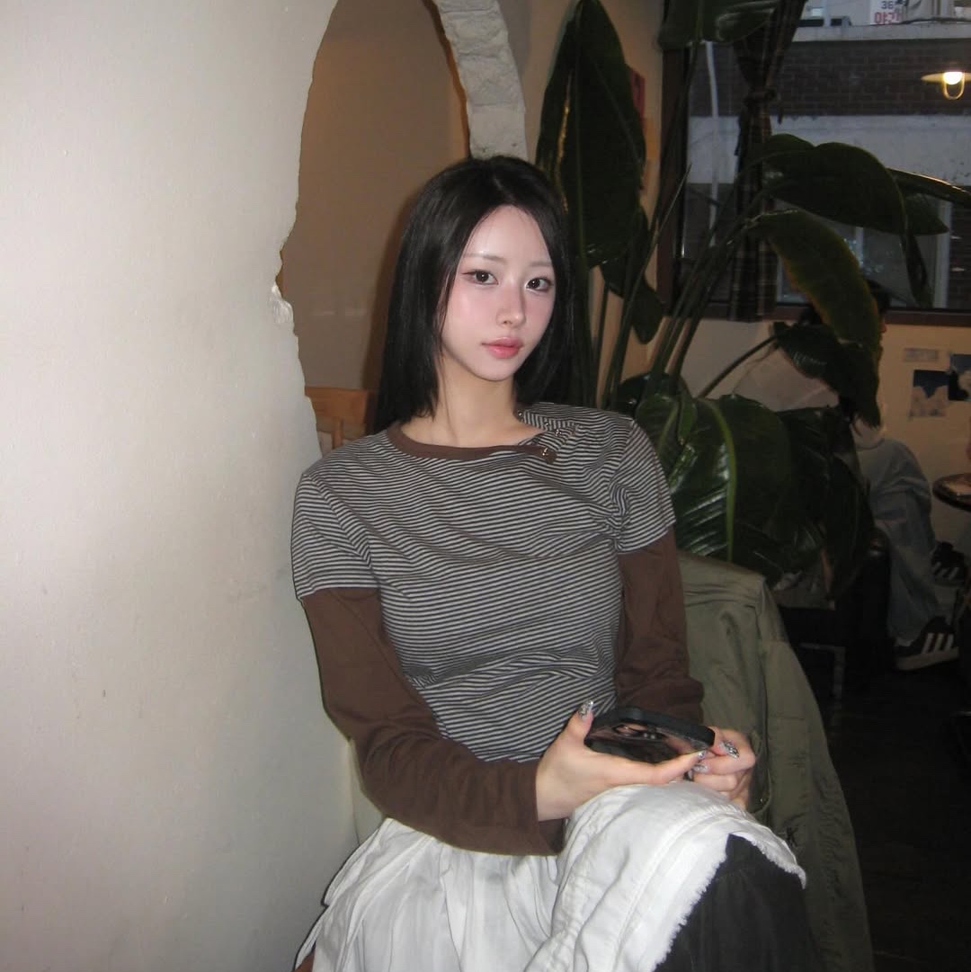 MAINBOOTH Button Turban Beanie IVORY, MAINBOOTH Layered Border T-shirt BROWN 착용 스타일 - 7
