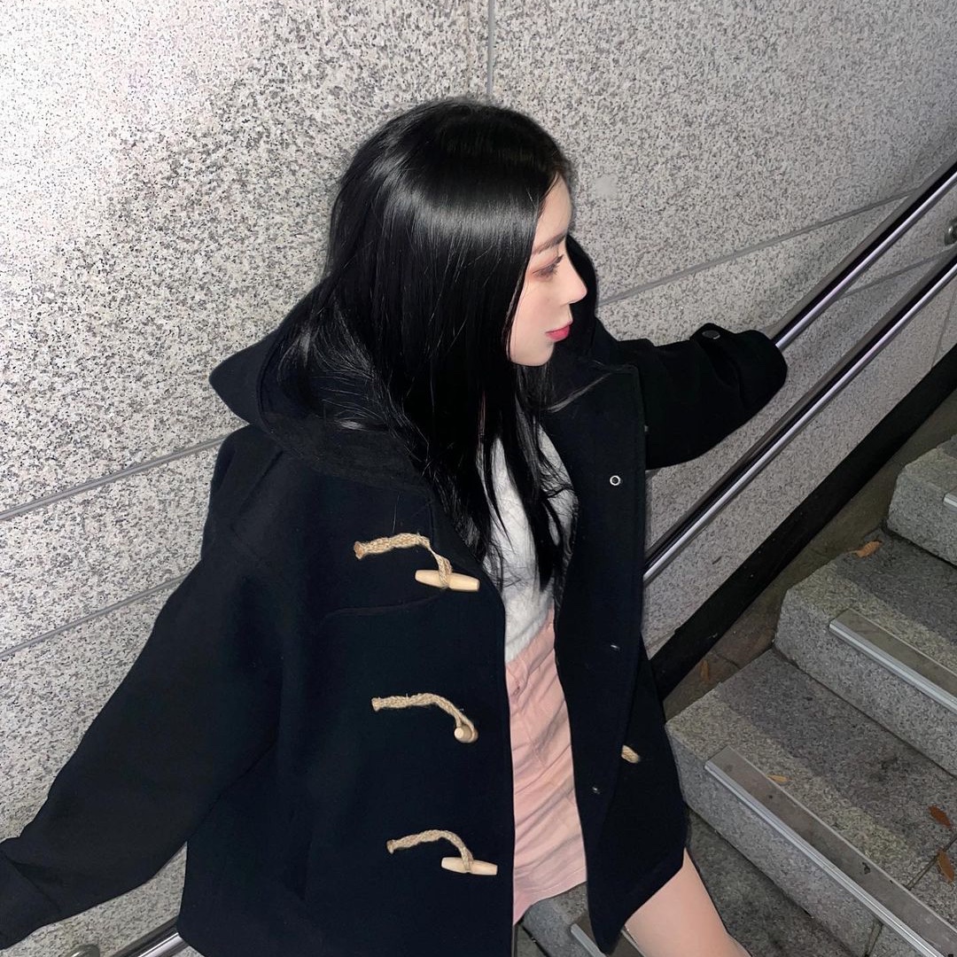 MAINBOOTH Oversized Duffle Coat Black 착용 스타일 - 2