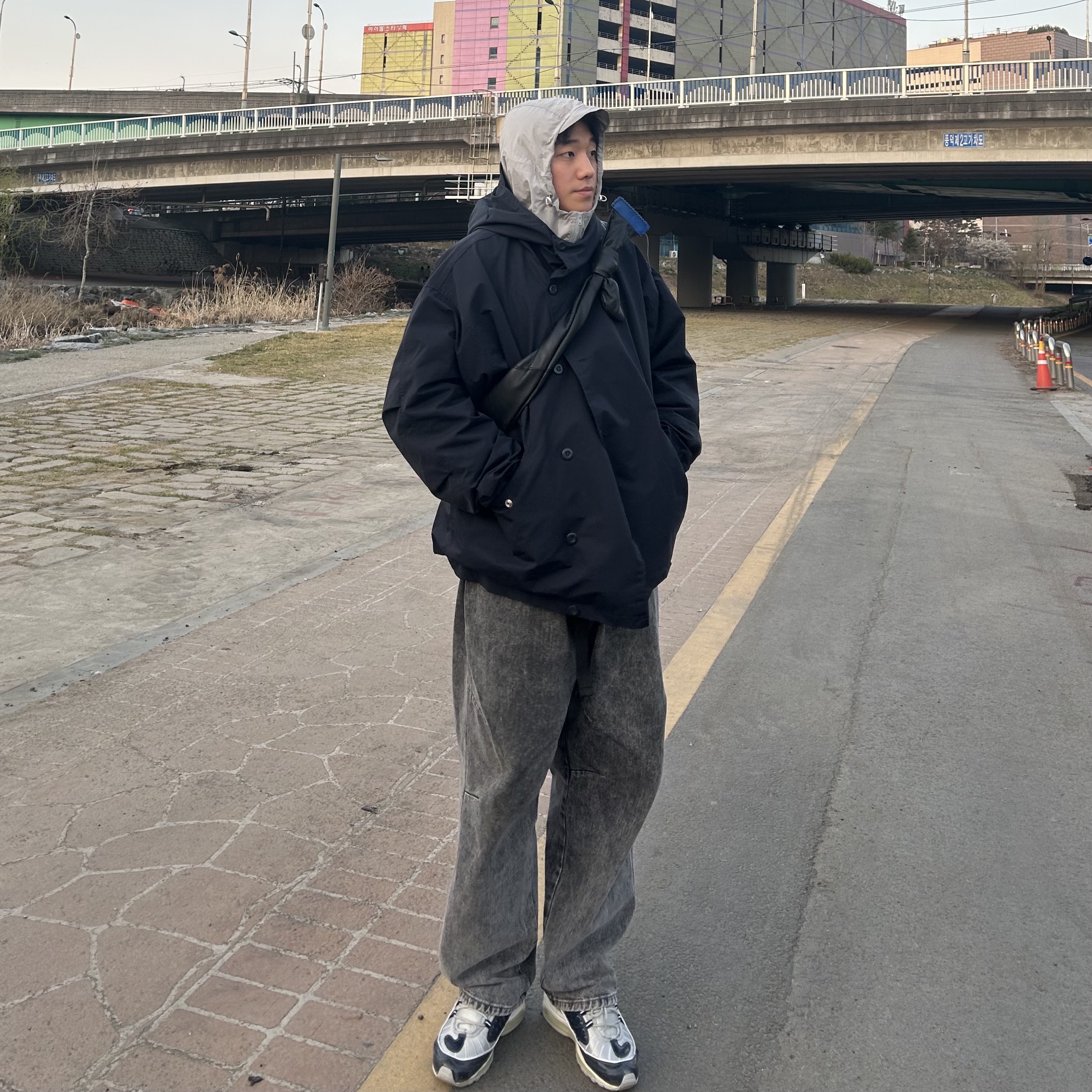 IAB Studio Woven Hoodie Gray White, Ader Error x Zara Leather Shoulder Bag with Knot Black 착용 스타일 - 4