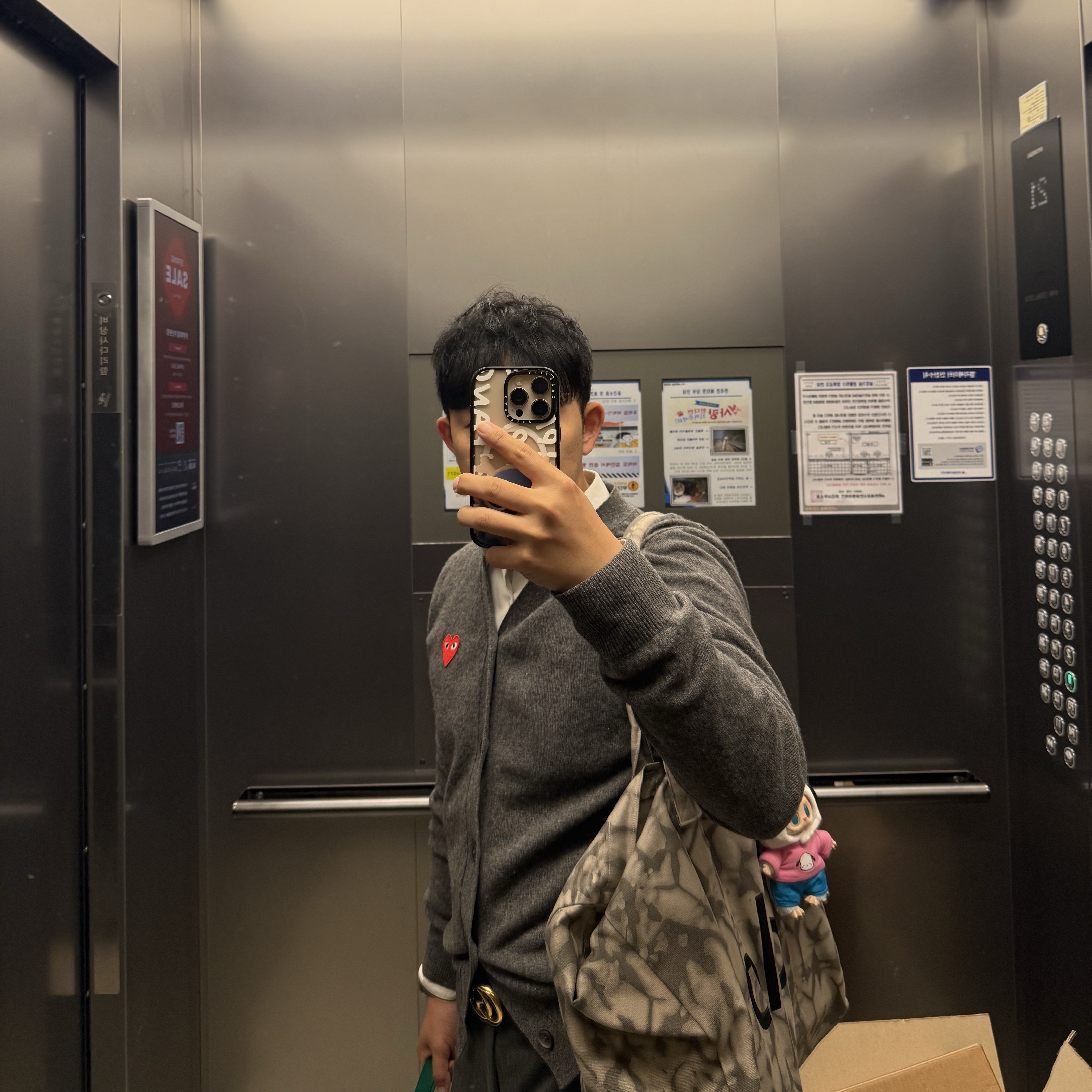 Alo Yoga Iconic Shopper Tote Bag Grey Tiedye, Play Comme des Garcons Knit Red Heart Cardigan Grey 착용 스타일