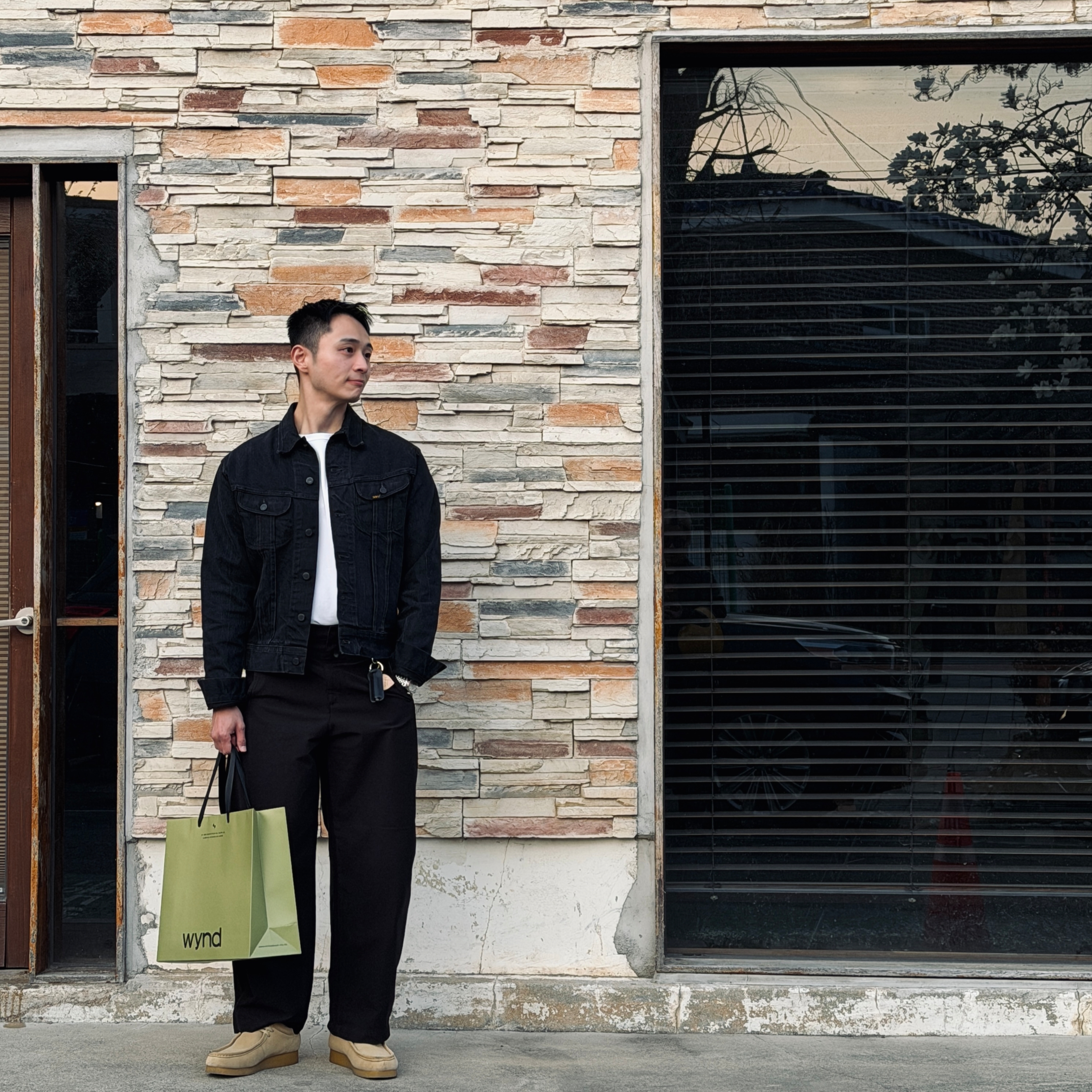 Double RL Denim Trucker Jacket Black, Clarks Wallabee Maple Suede 착용 스타일