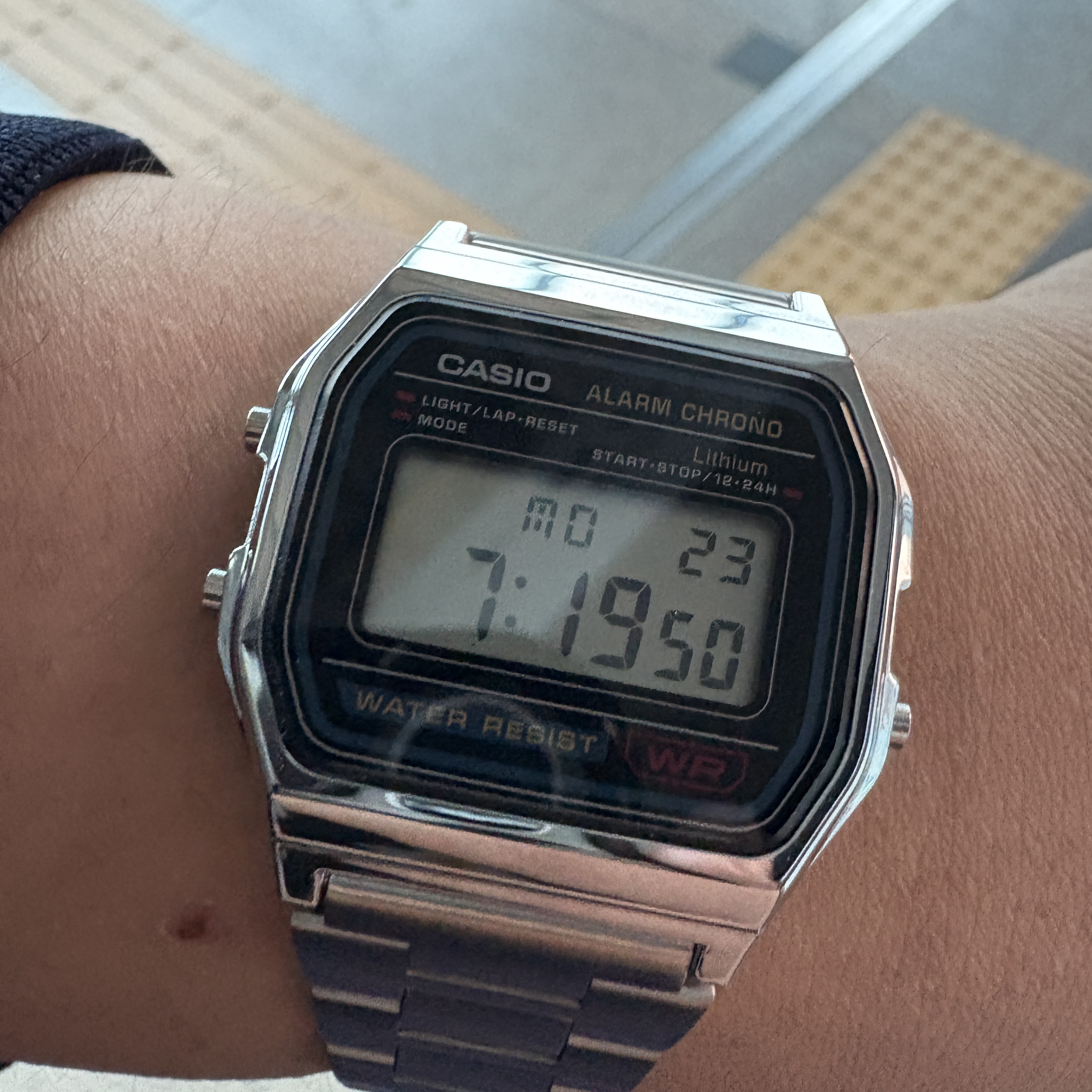 Casio A-158WA-1 착용 스타일
