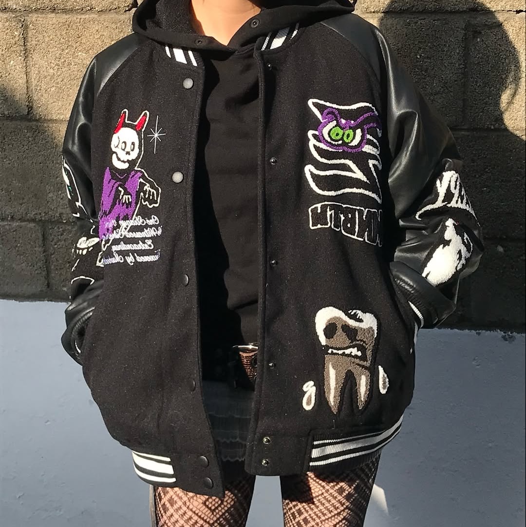 MAINBOOTH Creepy Devil Varsity Jacket Black 착용 스타일 - 3