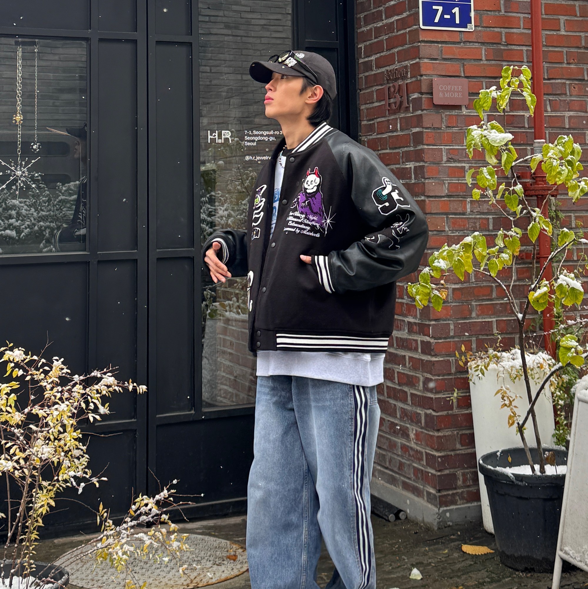 MAINBOOTH Creepy Devil Varsity Jacket Black 착용 스타일 - 2