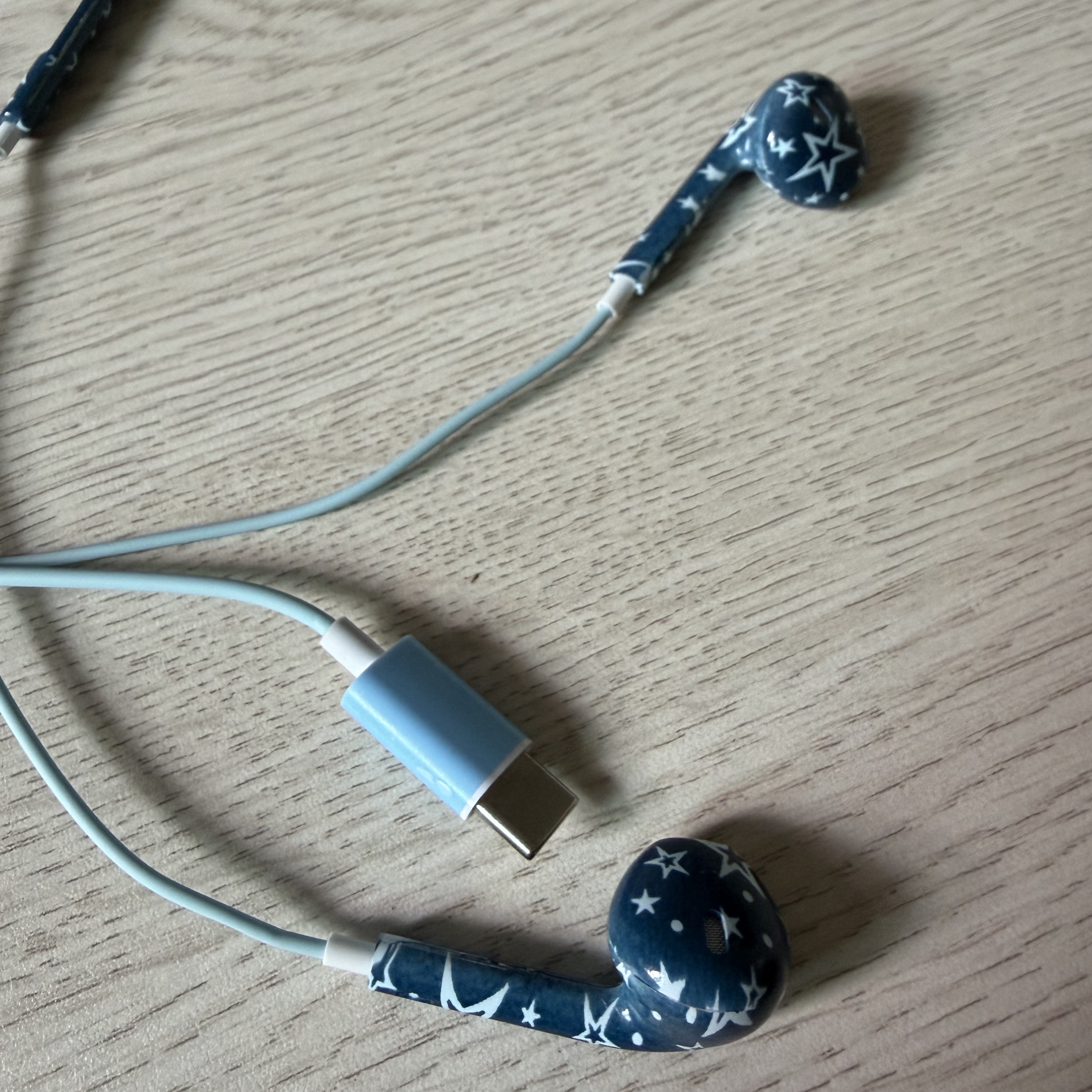 [KREAM 단독] CAVISH x Kyurin Star Wired Earphones (USB-C) Navy 착용 스타일