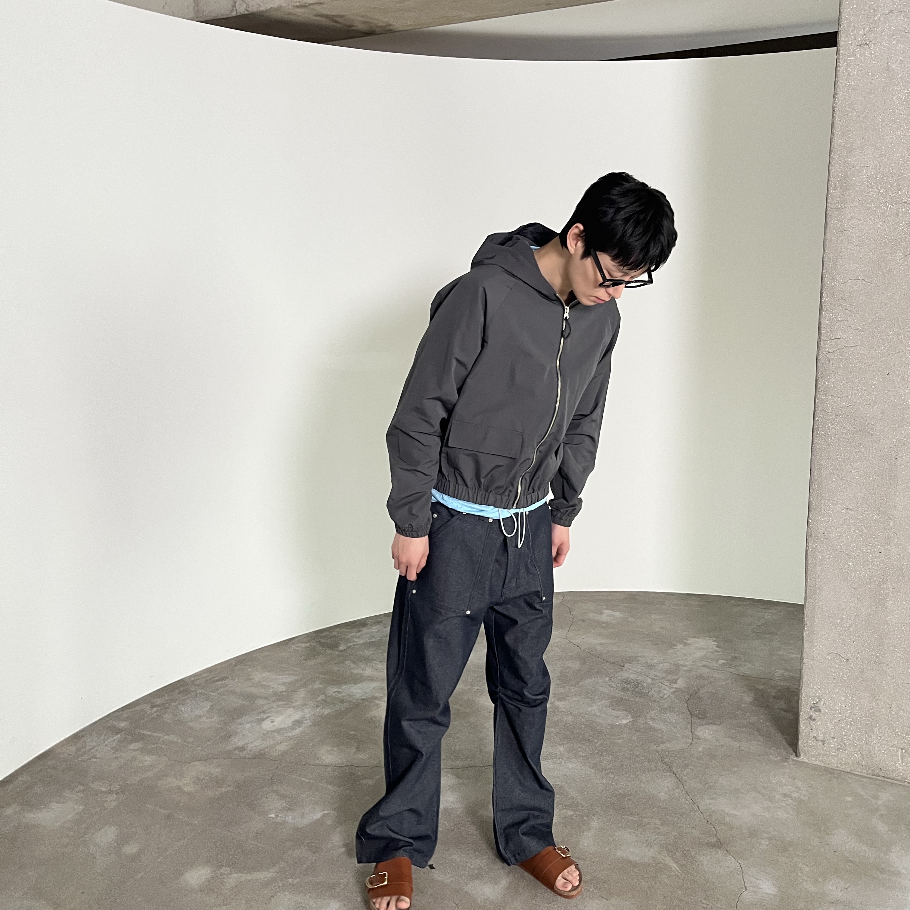 Blue Sunflower City Hooded Windbreaker Charcoal, Blue Sunflower Curved Denim Carpenter Pants 착용 스타일 - 1