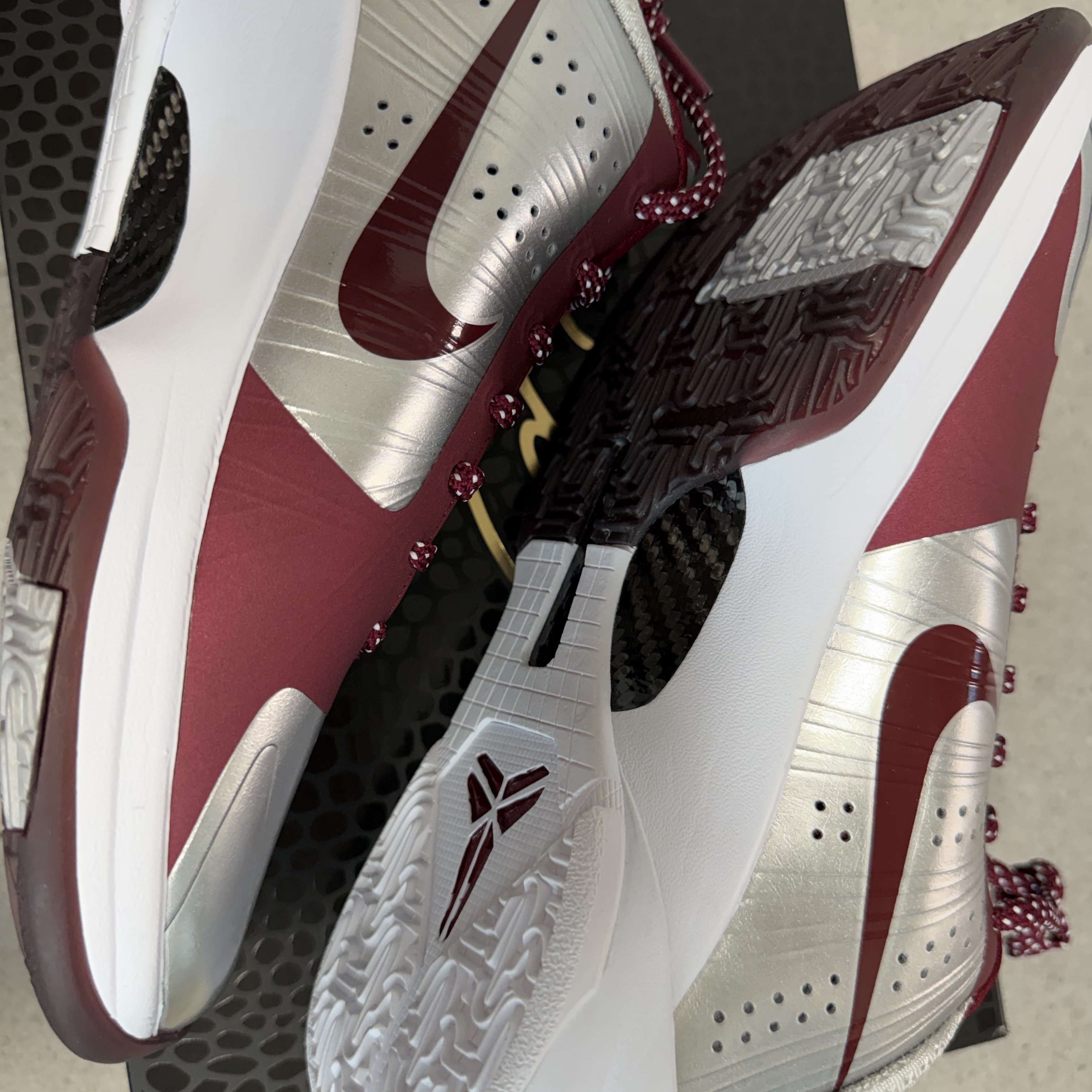 Nike Kobe 5 Protro Lower Merion Aces Away Metallic Silver Team Red 착용 스타일 - 4