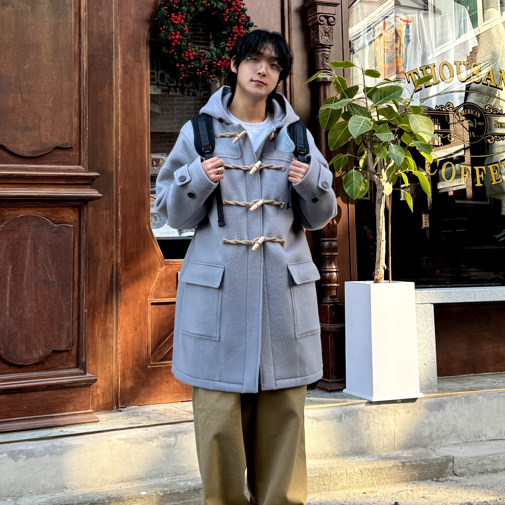 MAINBOOTH Oversized Duffle Coat Ash Blue 착용 스타일 - 1