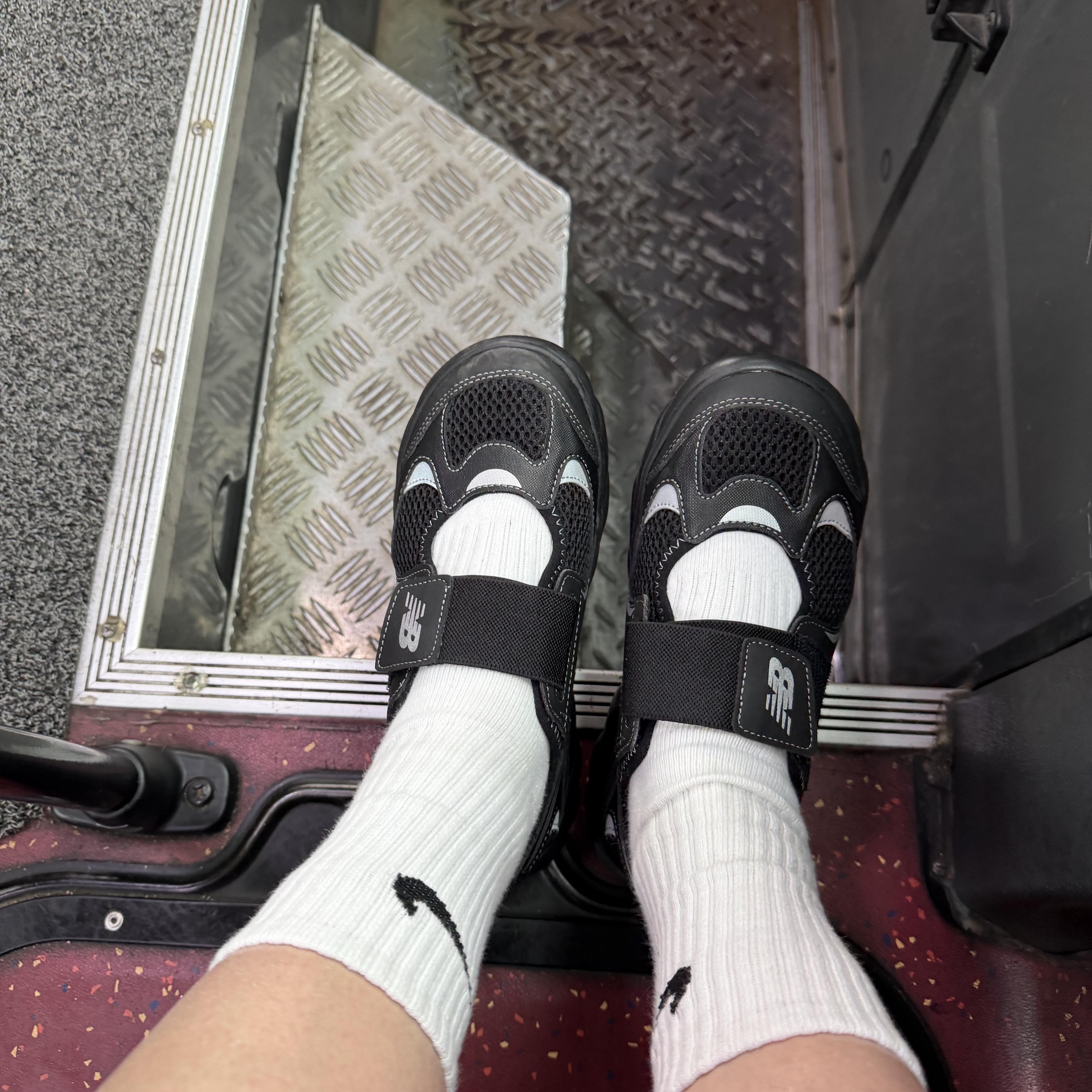 (Kids) New Balance Freedle 920 Sandal Black 착용 스타일