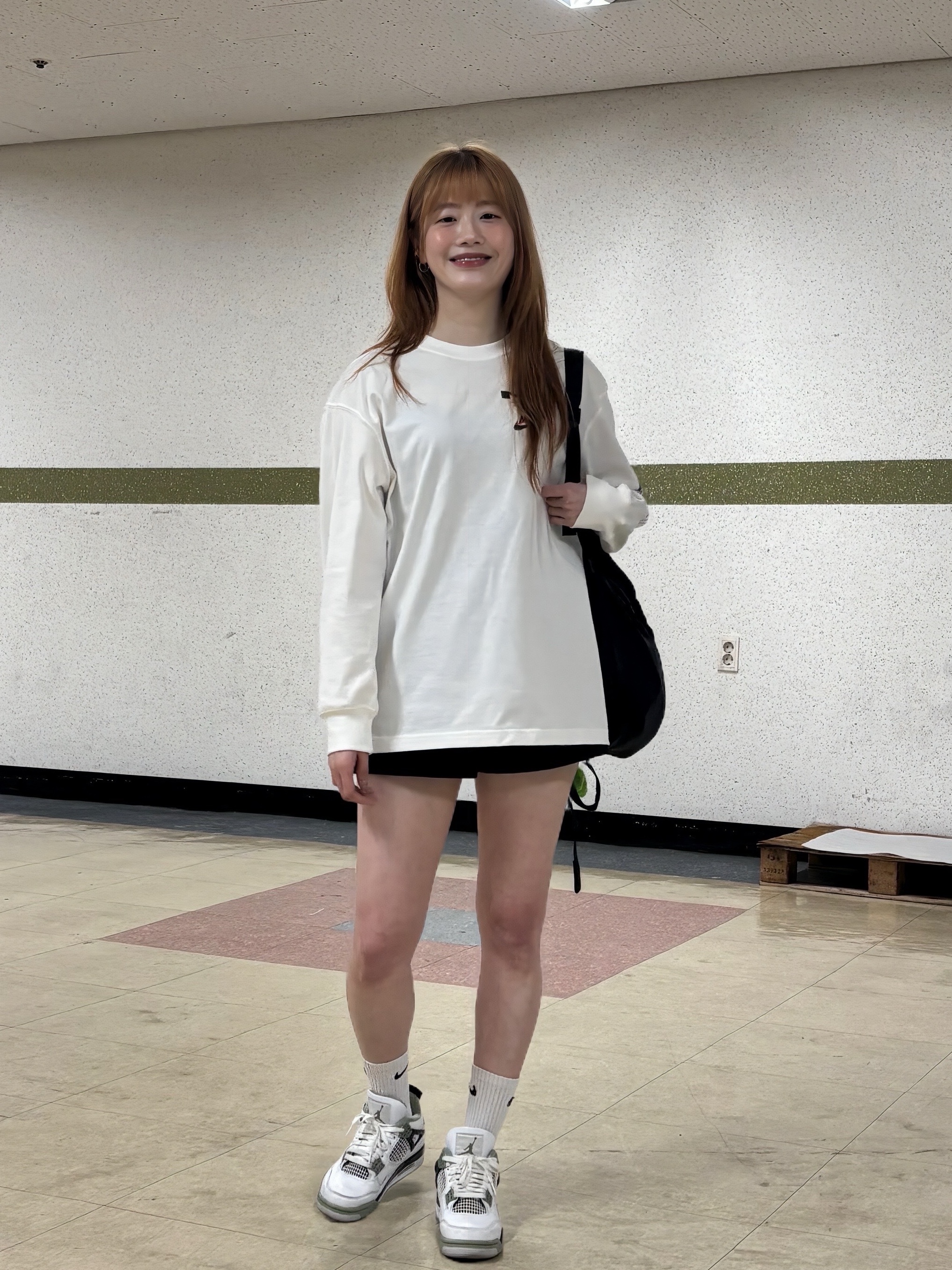 (W) Jordan 4 Retro Oil Green, Nike Tech Windrunner Woven Full-Zip Jacket Black - Asia 착용 스타일 - 3