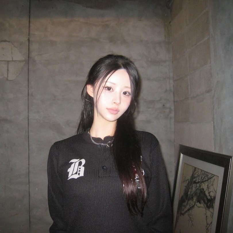 MAINBOOTH Beatles x Waffleton Henley Neck T-Shirt Black 착용 스타일 - 1