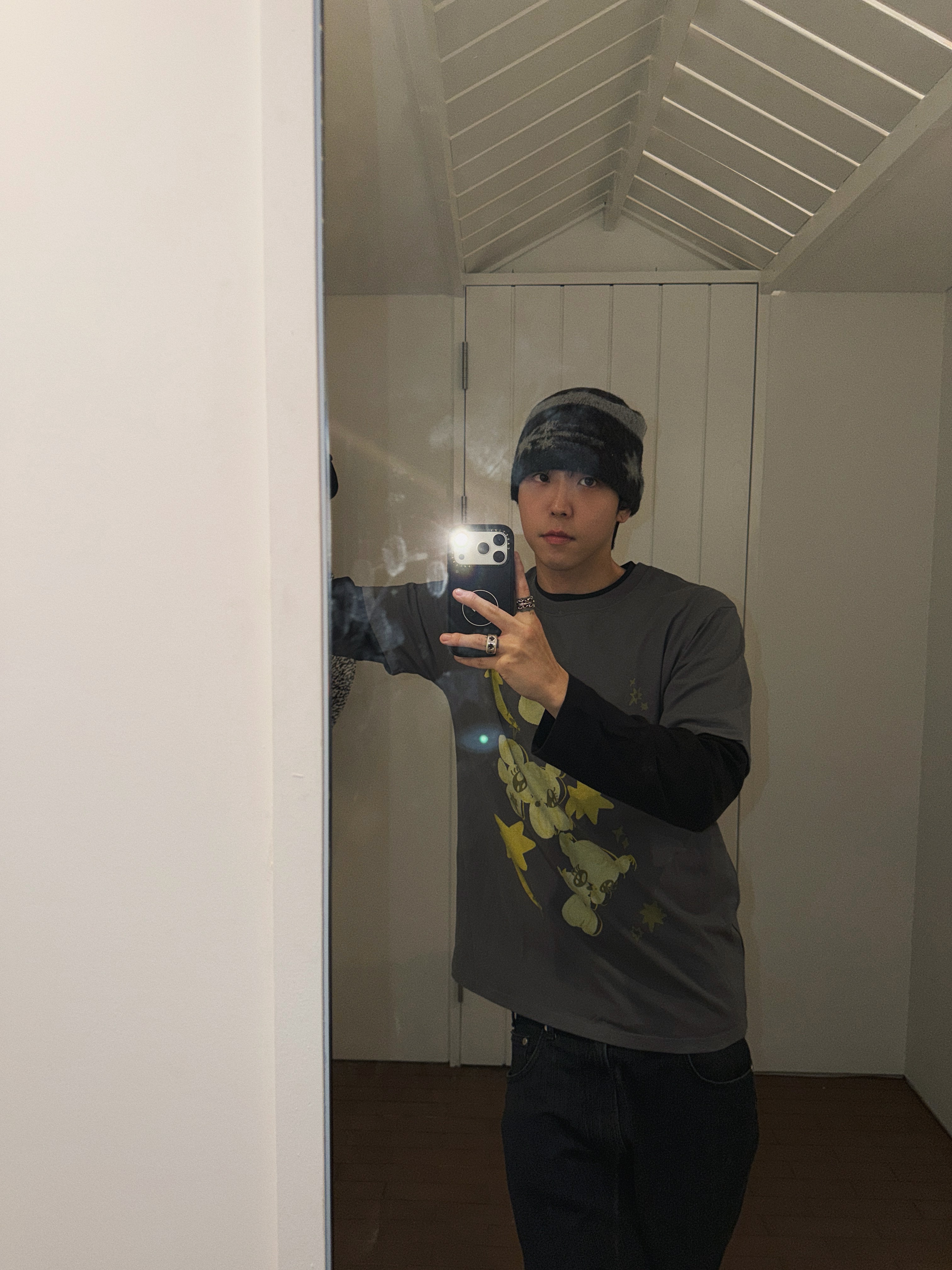 Casetify x Fragment x God Selection XXX iPhone OG Logo Magsafe Impact Case Matte Black, STU Heather Round Neck Cardigan 착용 스타일 - 4