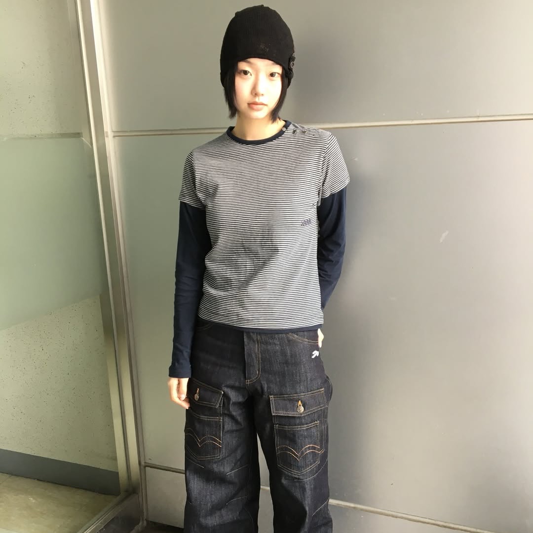 MAINBOOTH Layered Border T-shirt NAVY, MAINBOOTH Button Turban Beanie BLACK 착용 스타일 - 1
