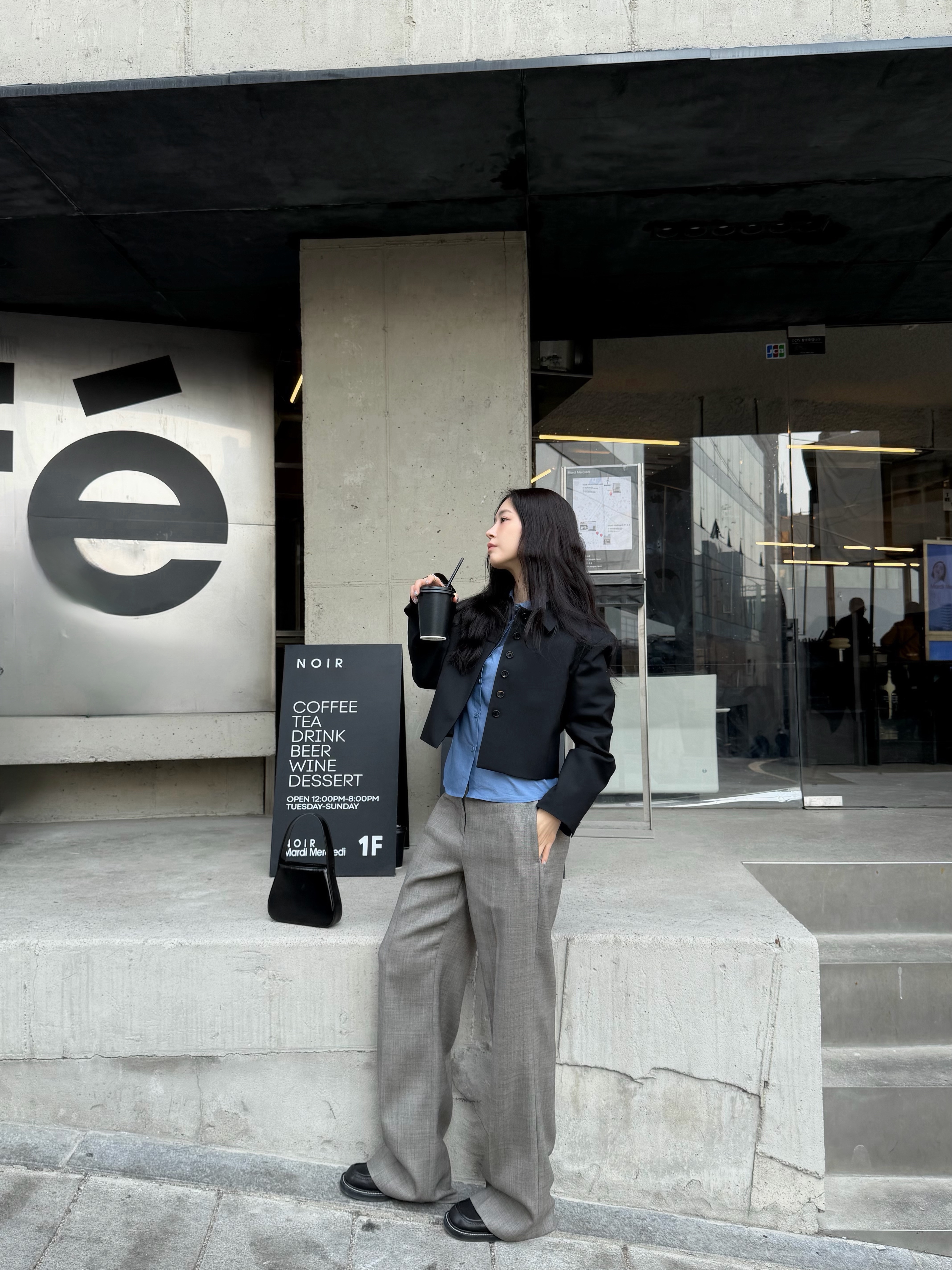 Amomento Women Wool Short Jacket Black - 26SS, Amomento Women Slim Shirt Blue - 26SS 착용 스타일 - 5