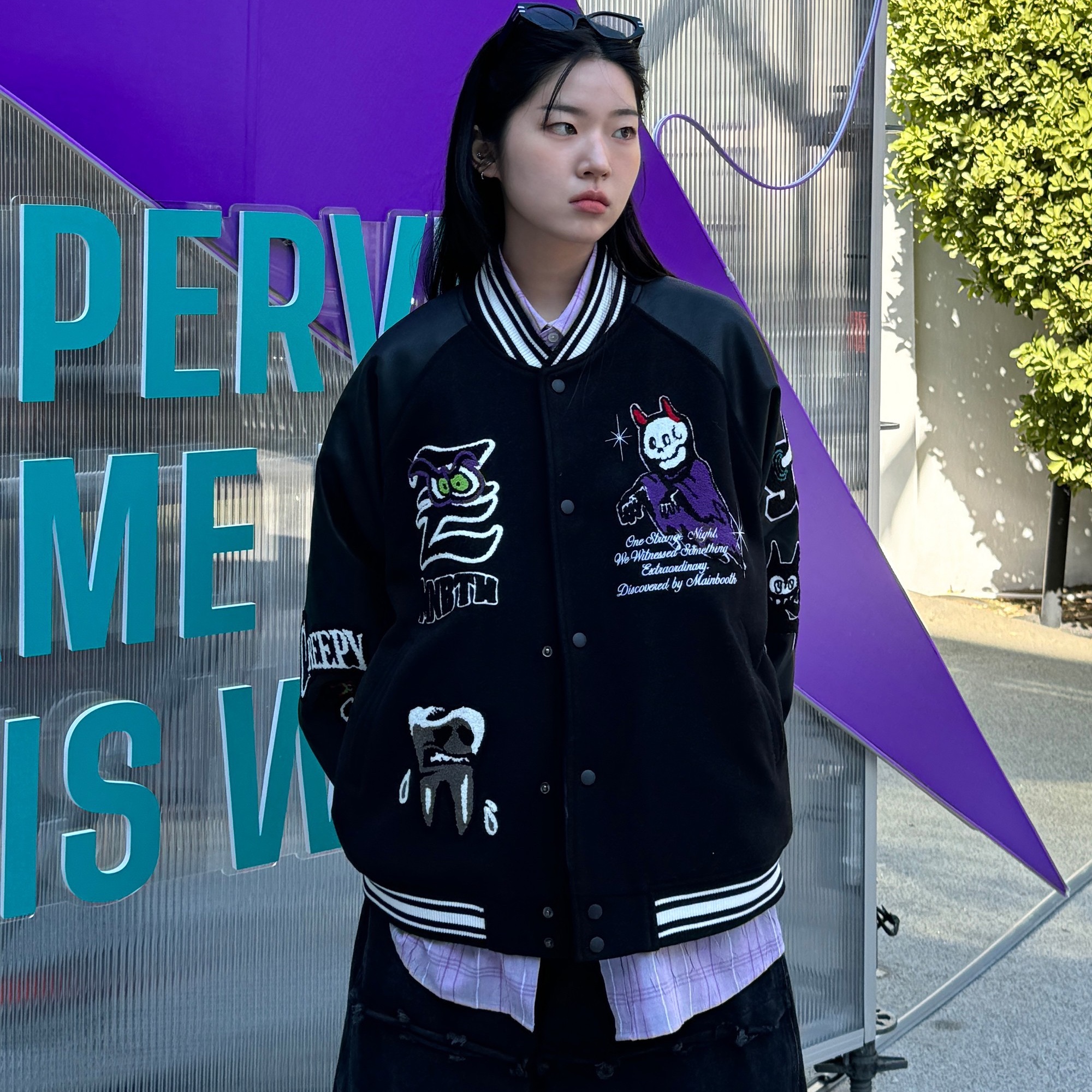 MAINBOOTH Creepy Devil Varsity Jacket Black 착용 스타일 - 1