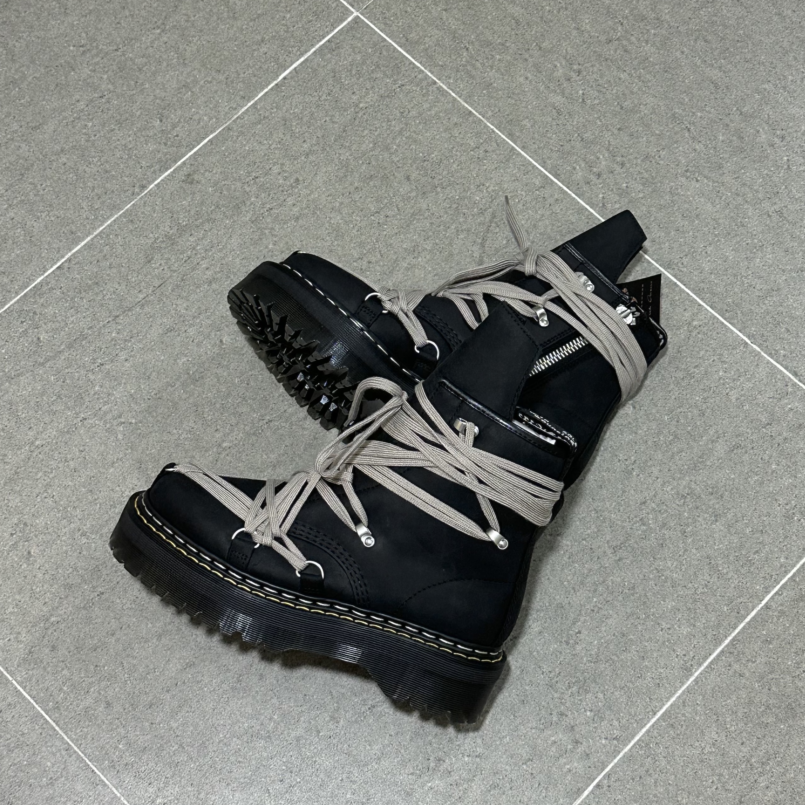 Dr. Martens x Rick Owens 1460 Quad Sole Mega Lace Boots Black ์ฐฉ์ฉ ์คํ์ผ - 2