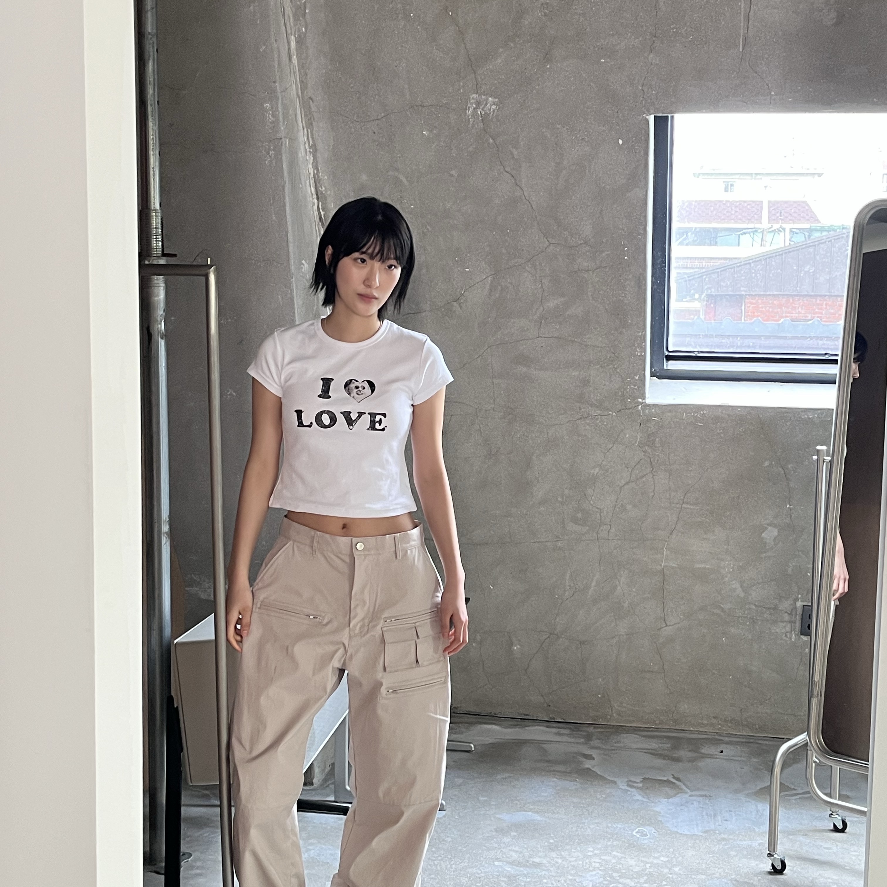 Blue Sunflower Over Pocket Cargo Pants Beige 착용 스타일 - 3