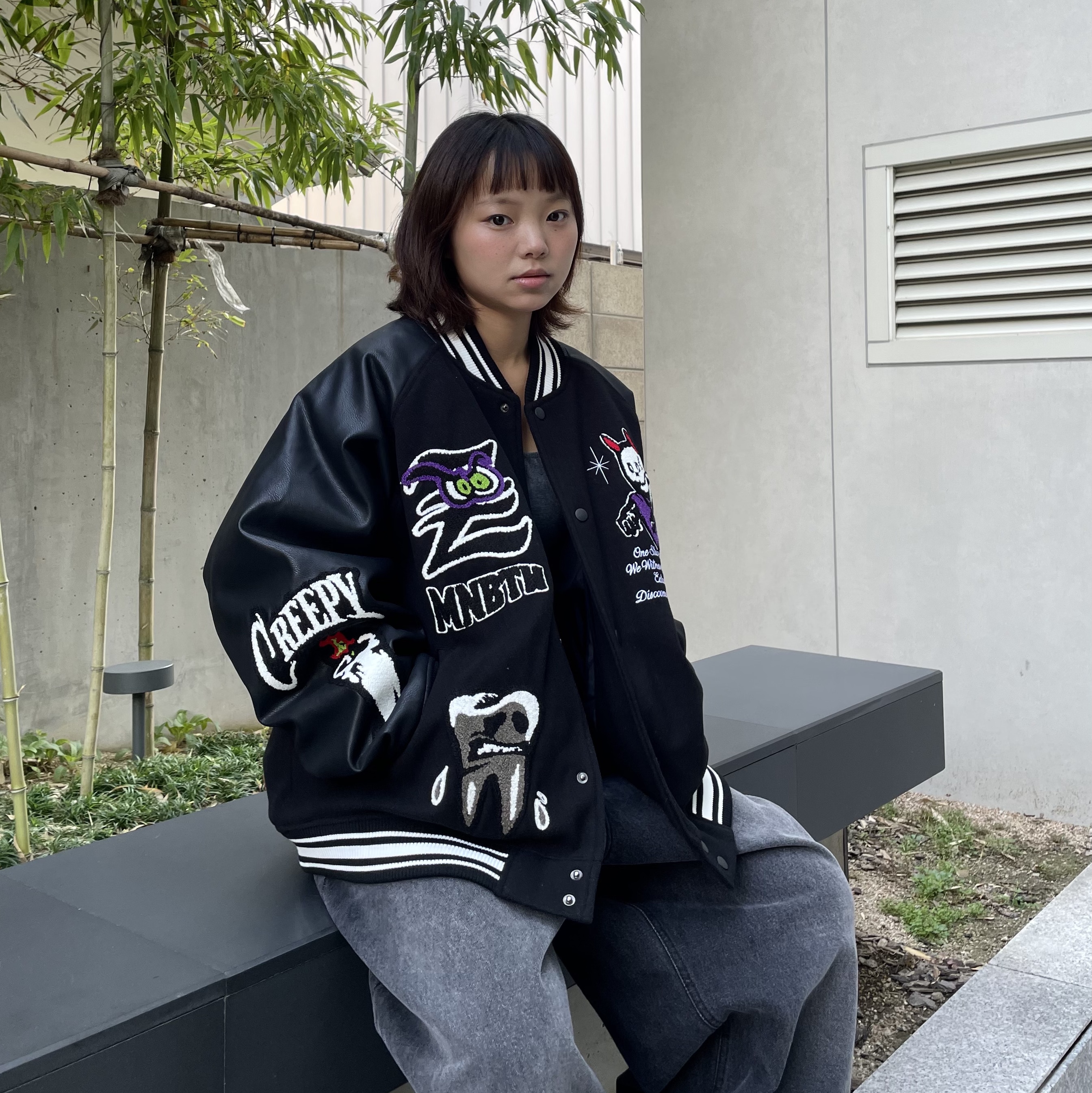 MAINBOOTH Creepy Devil Varsity Jacket Black 착용 스타일 - 2