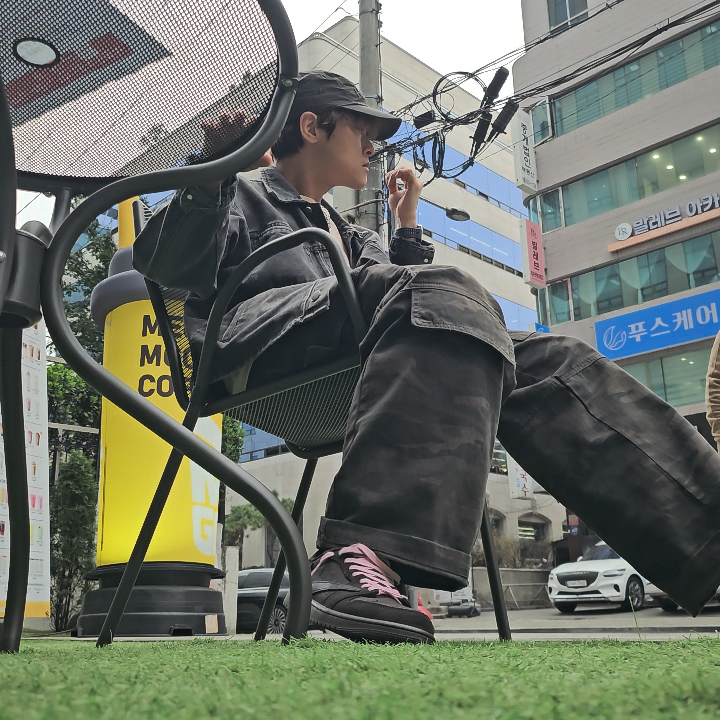 Jordan 1 x Travis Scott Retro Low OG SP Velvet Brown and Dark Mocha, Diesel Dx1509 Stainless Steel Chain Necklace Silver 착용 스타일 - 2