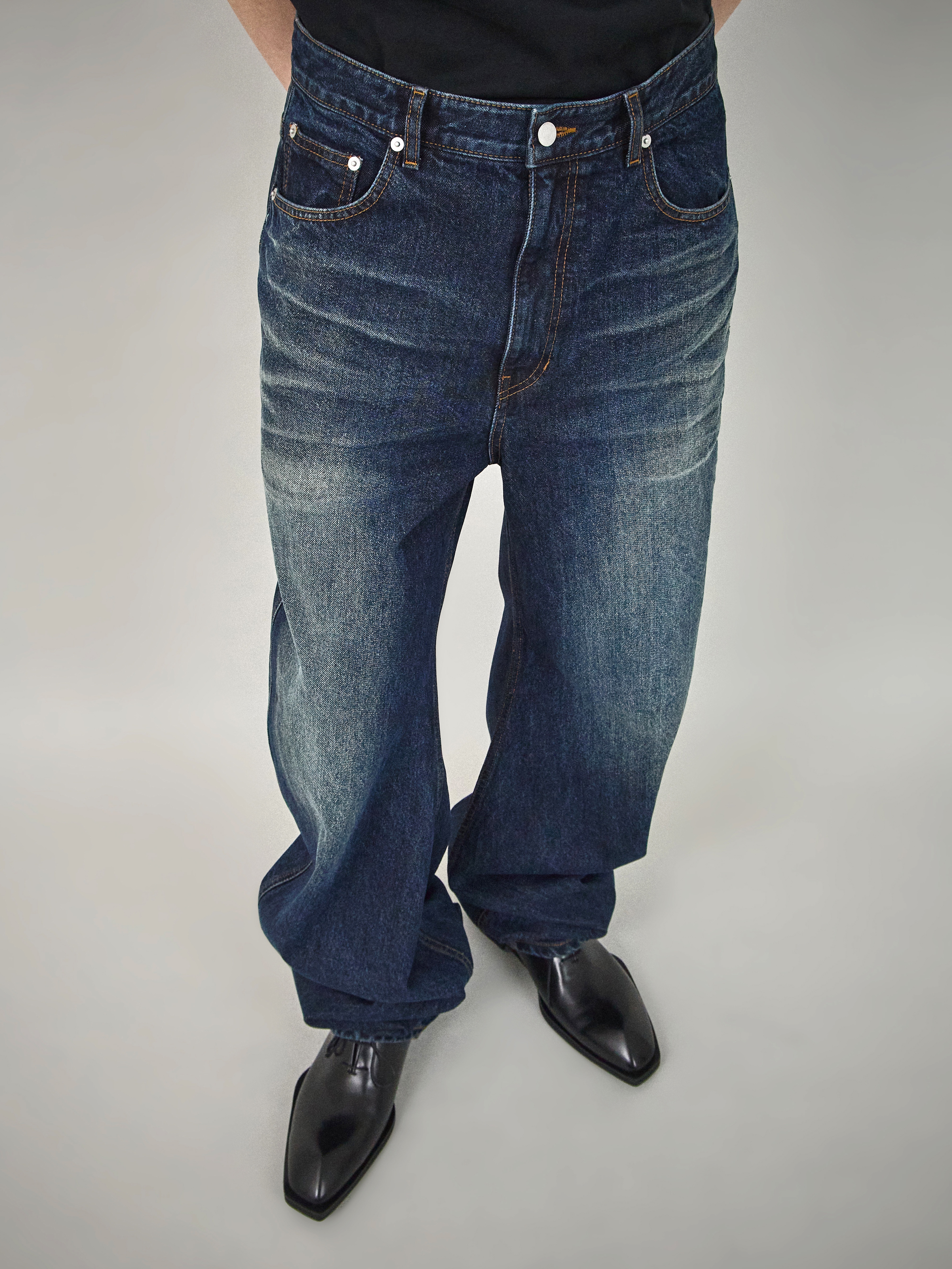 CSC Over Draped Denim Pants Mid Blue 착용 스타일 - 3
