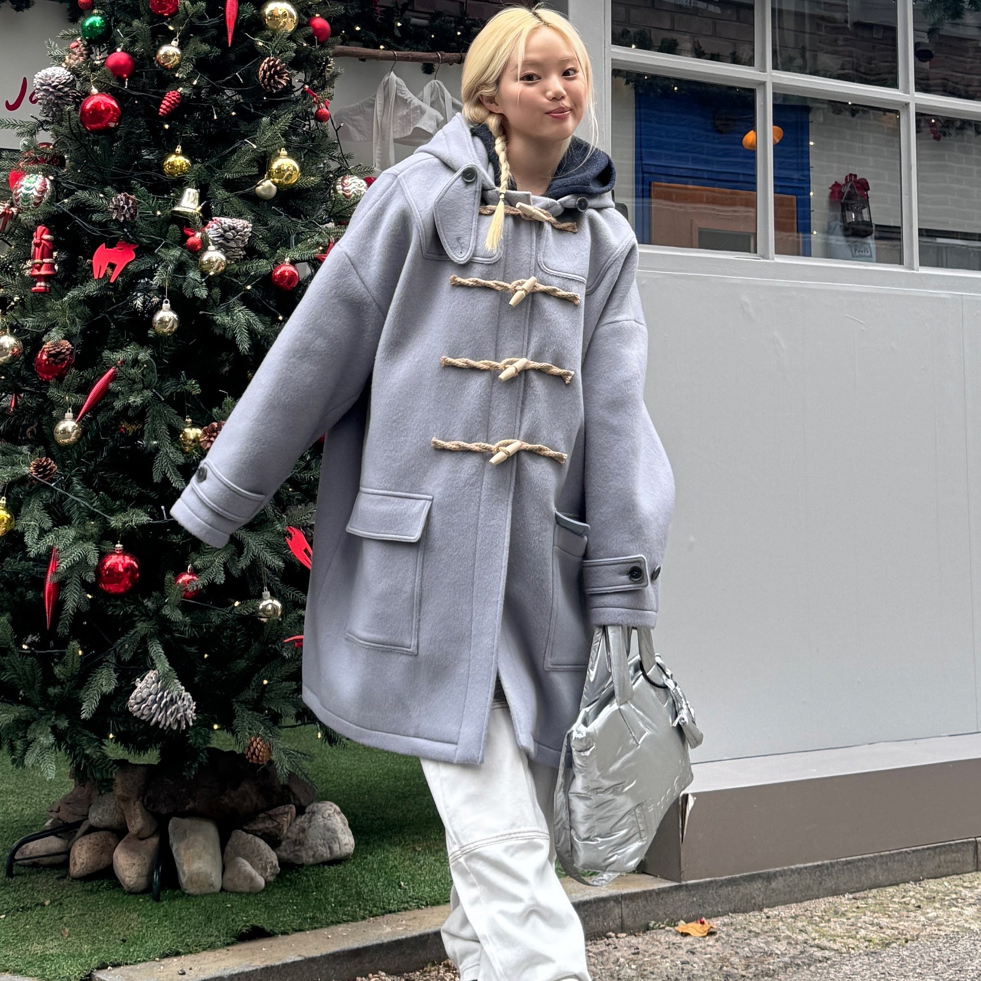 MAINBOOTH Oversized Duffle Coat Ash Blue 착용 스타일 - 5
